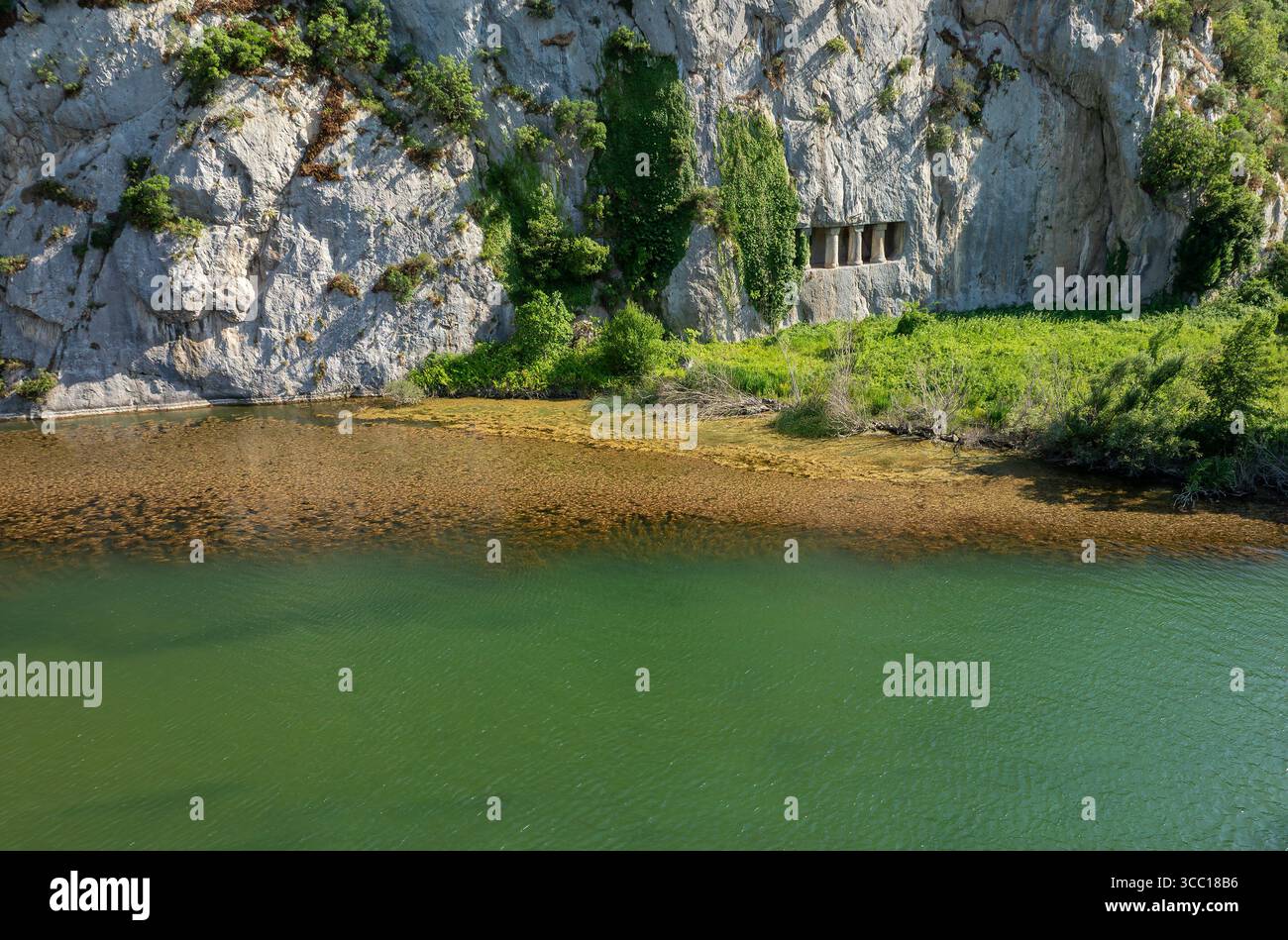 Una scogliera rocciosa con antiche tombe rupestri di Asarkale a Bafra, Samsun, Türkiye. Antiche colonne scolpite nella roccia. Attrazioni turistiche, Foto Stock