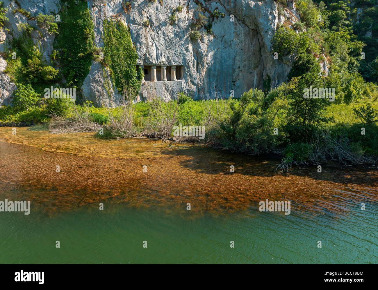 Una scogliera rocciosa con antiche tombe rupestri di Asarkale a Bafra, Samsun, Türkiye. Antiche colonne scolpite nella roccia. Attrazioni turistiche, Foto Stock
