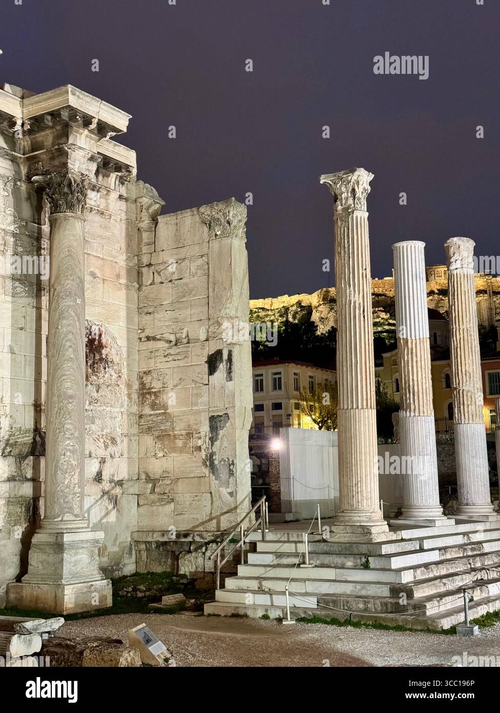 Rovine della Biblioteca Adriana illuminate di notte ad Atene, Grecia. - Immagine stock catturata con smartphone