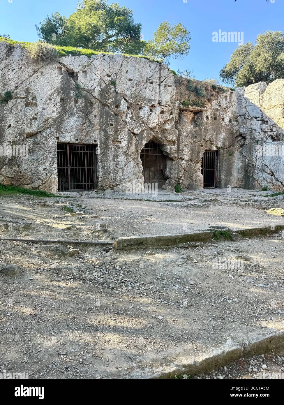Rovine storiche della prigione di Socrate ad Atene, Grecia. - Immagine stock catturata con smartphone