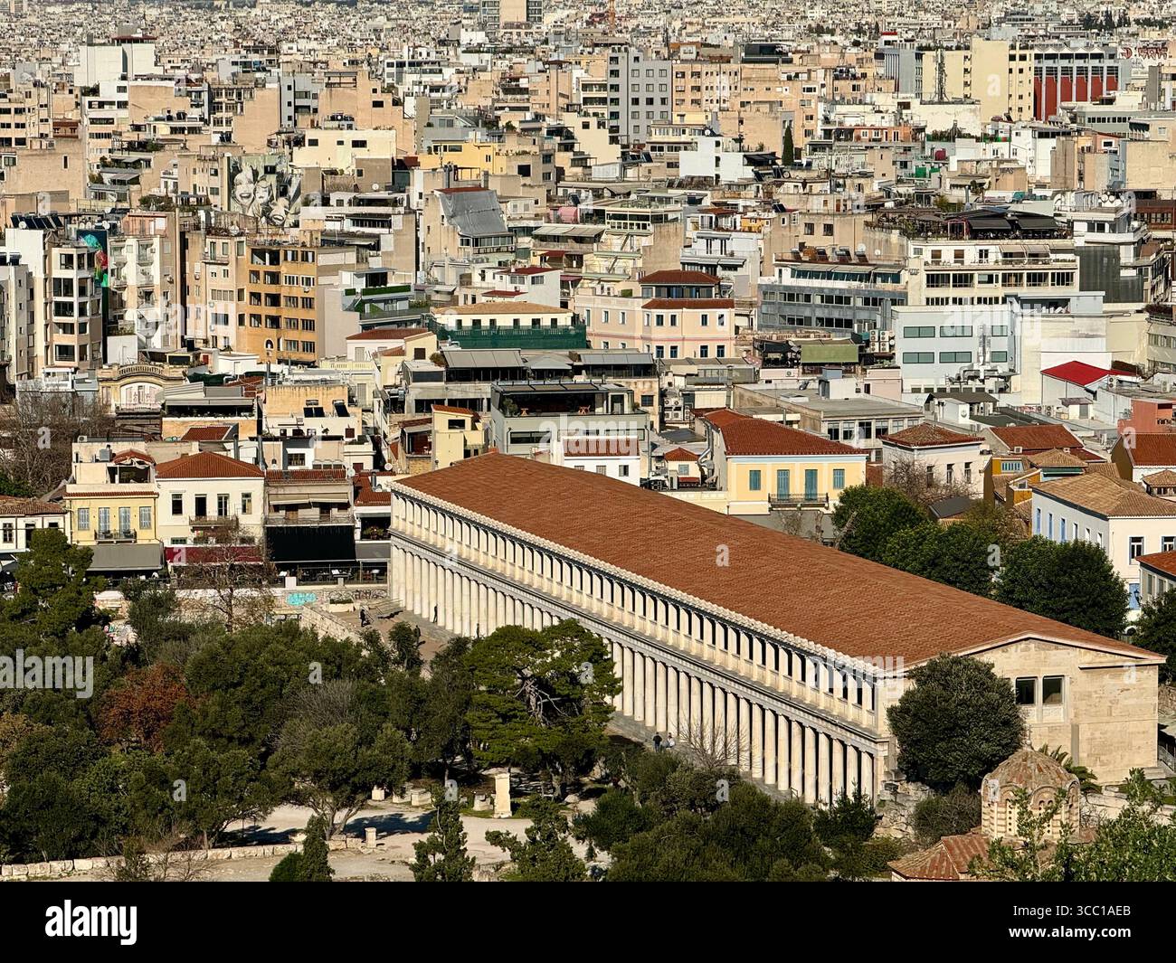 Vista aerea della Stoa di Attalo circondata dal moderno paesaggio urbano di Atene, Grecia. Foto Stock