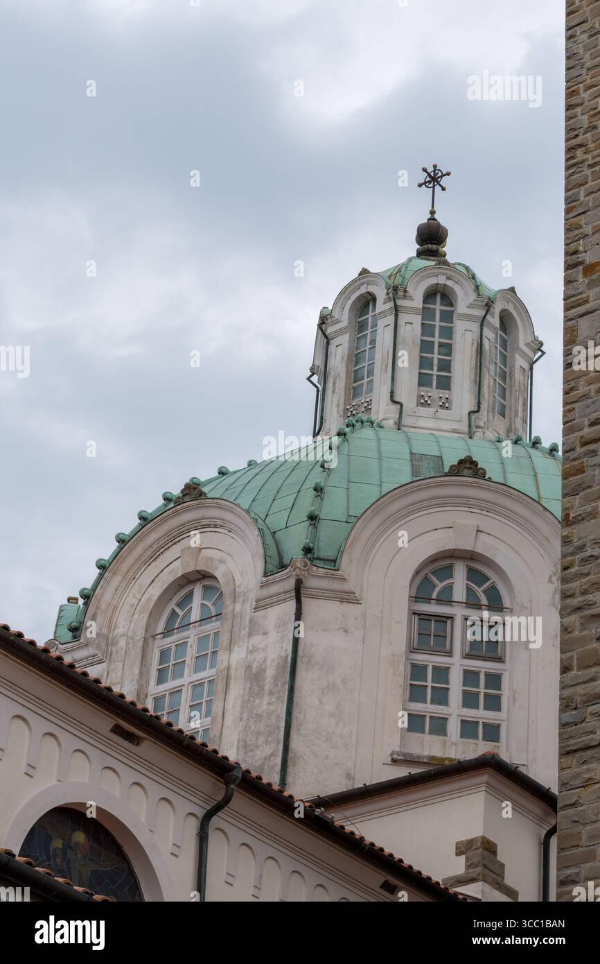 La cupola verde in rame e le finestre ad arco del Santuario mariano sull'Isola di Barbana, che si innalzano su un cielo lunare. Foto Stock