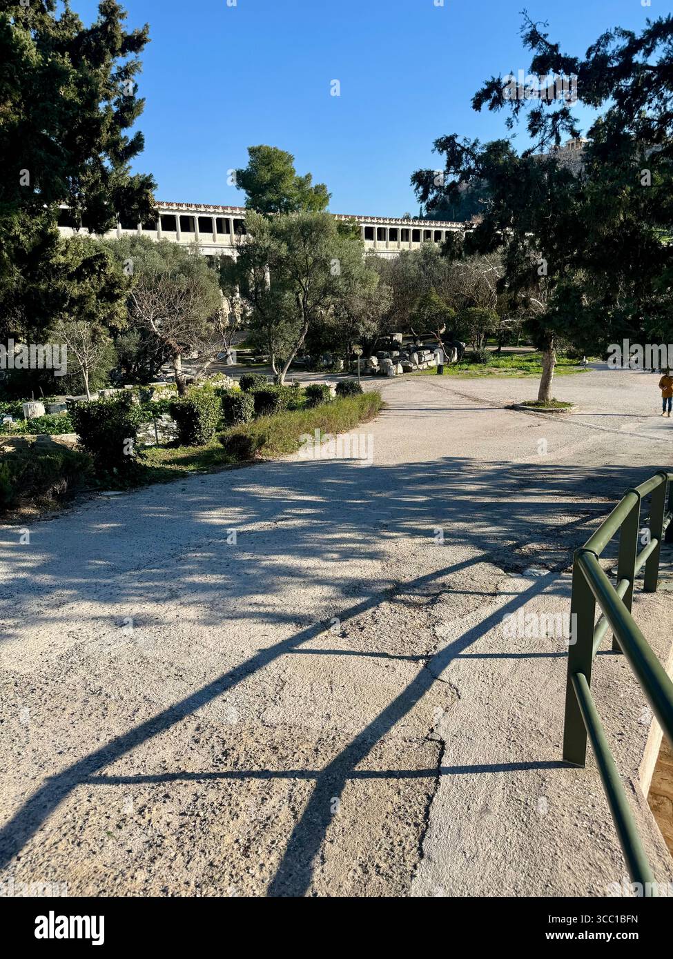 Vedute dell'antica Agorà di Atene, con le sue rovine storiche e il Tempio di Efesto, con i visitatori che esplorano il sito. - Immagine stock catturata con smartphone