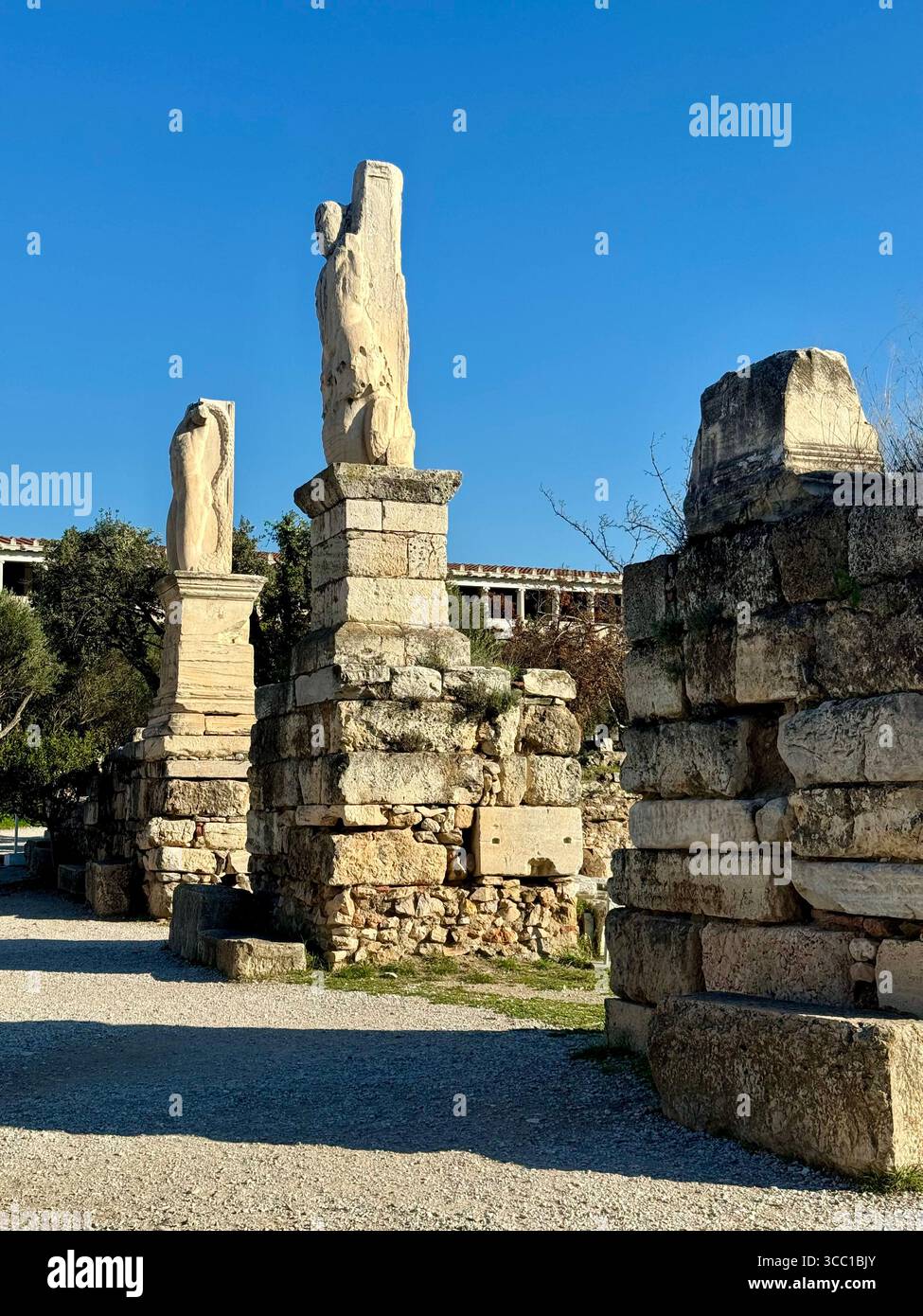 Vedute dell'antica Agorà di Atene, con le sue rovine storiche e il Tempio di Efesto, con i visitatori che esplorano il sito. Foto Stock