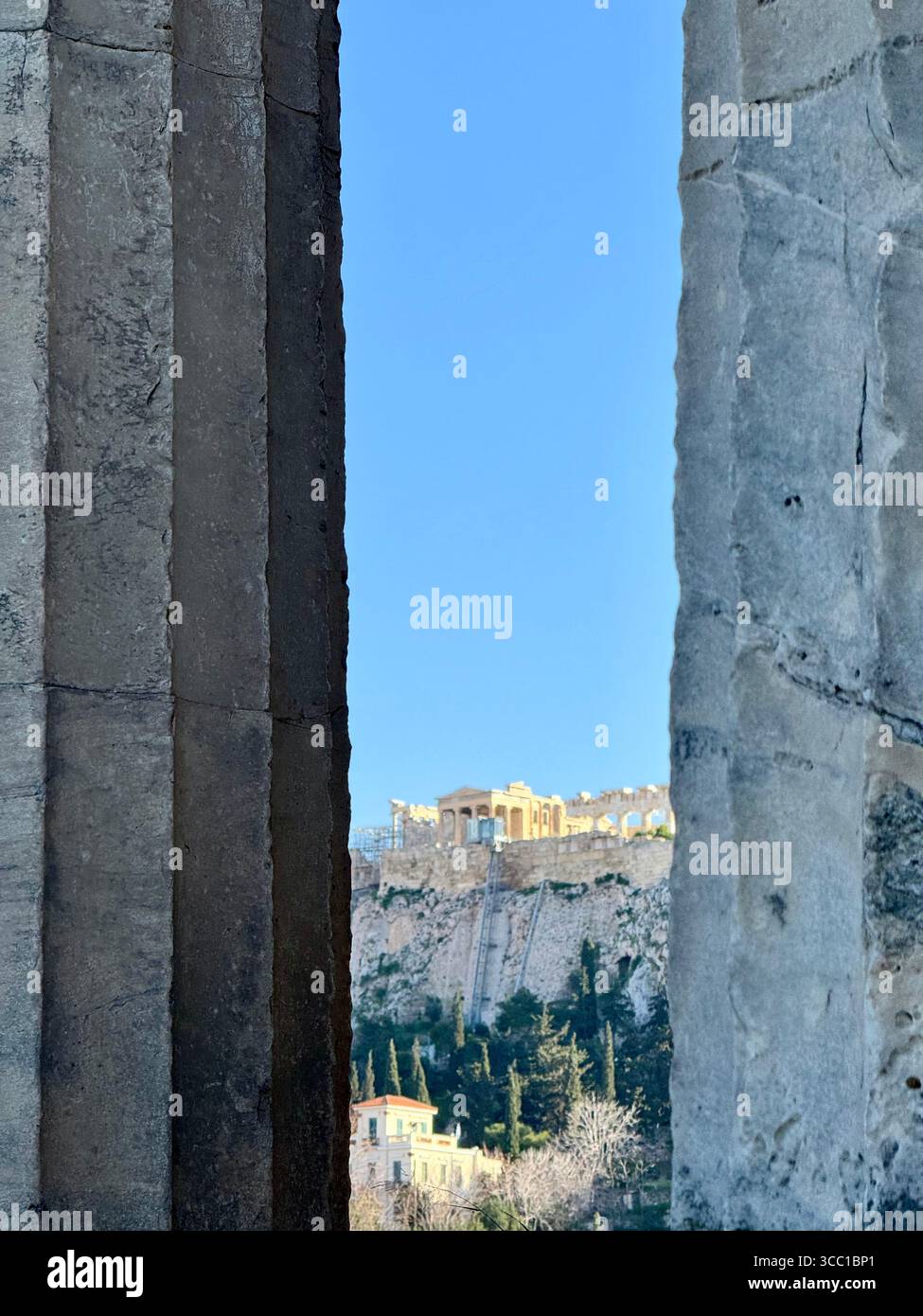 Vista dell'Acropoli di Atene, vista attraverso le colonne del Tempio di Efestio. - Immagine stock catturata con smartphone