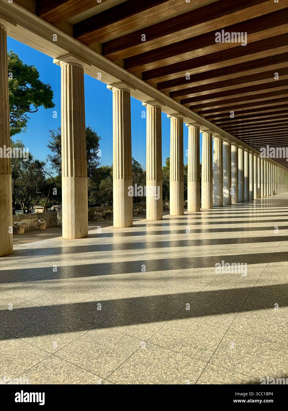 Vedute interne della Stoa di Attalo ad Atene, Grecia, con colonnati classici e antiche sculture sotto la luce naturale del sole. - Immagine stock catturata con smartphone