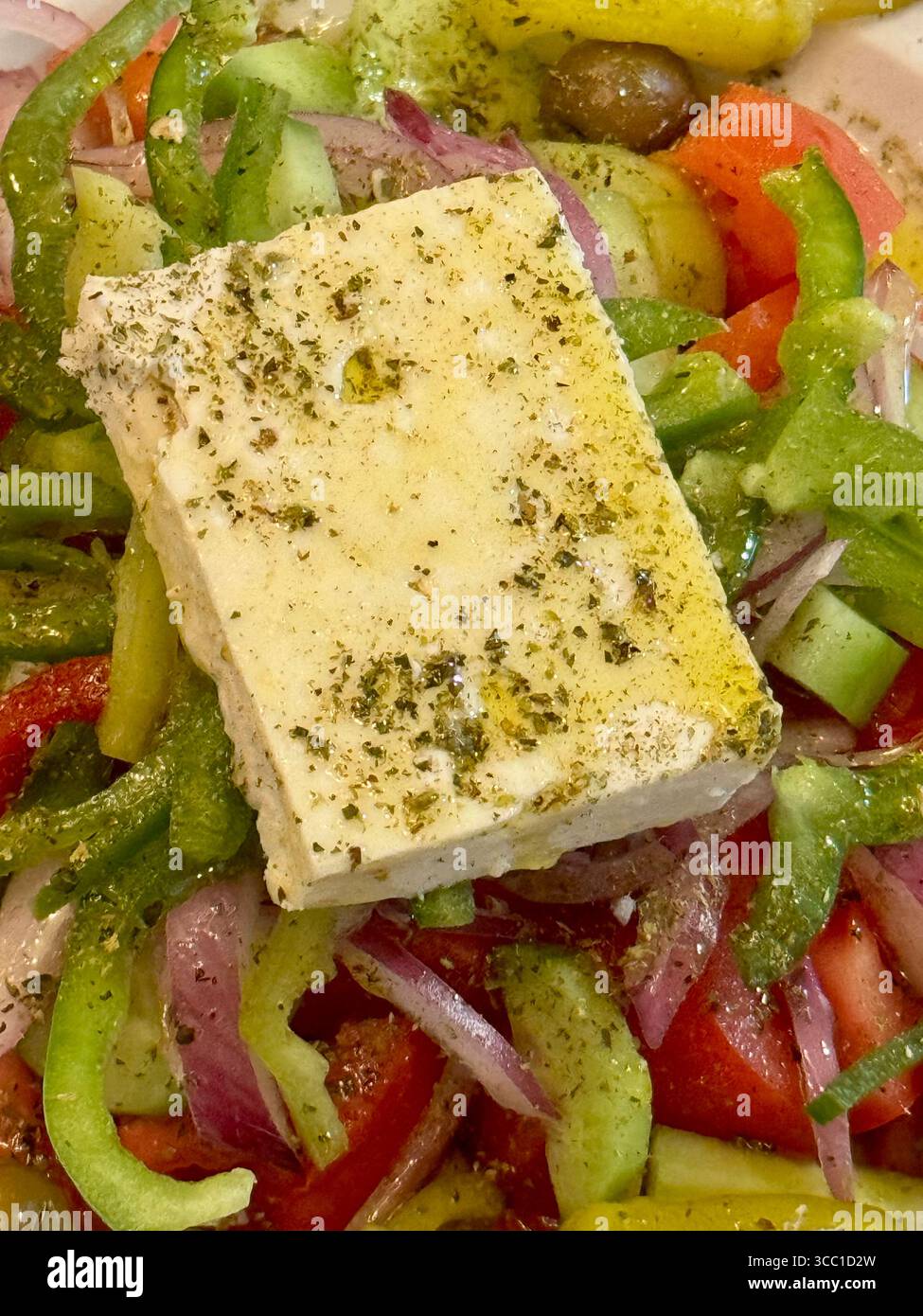 Tradizionale insalata greca con feta, olive e verdure fresche. - Immagine stock catturata con smartphone