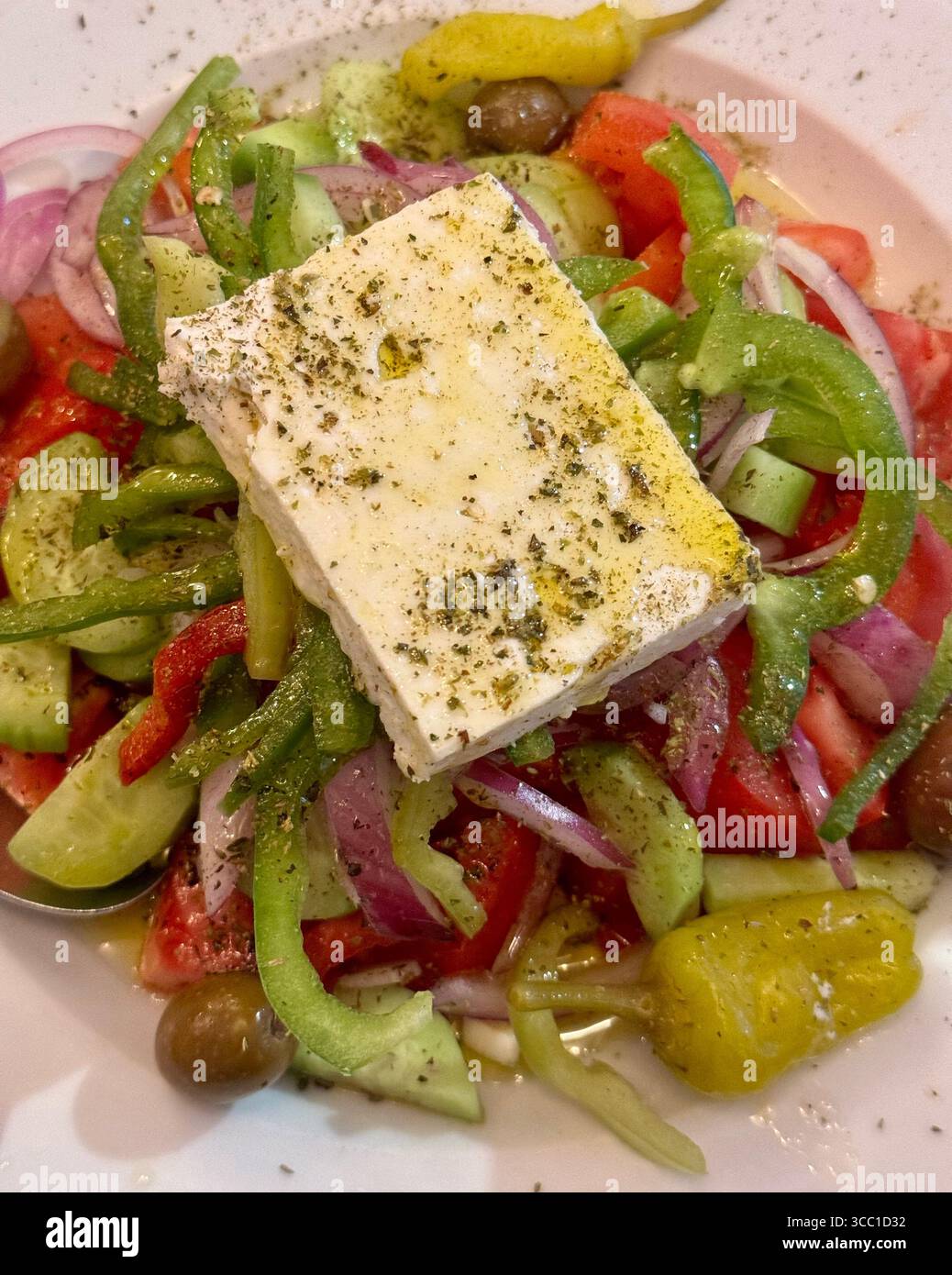Tradizionale insalata greca con feta, olive e verdure fresche. - Immagine stock catturata con smartphone