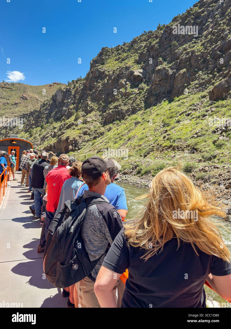 Canon City, Colorado, USA - 22 maggio 2025: Passeggeri che guardano lo spettacolare paesaggio da una carrozza aperta su un treno sulla Royal Gorge Route Foto Stock