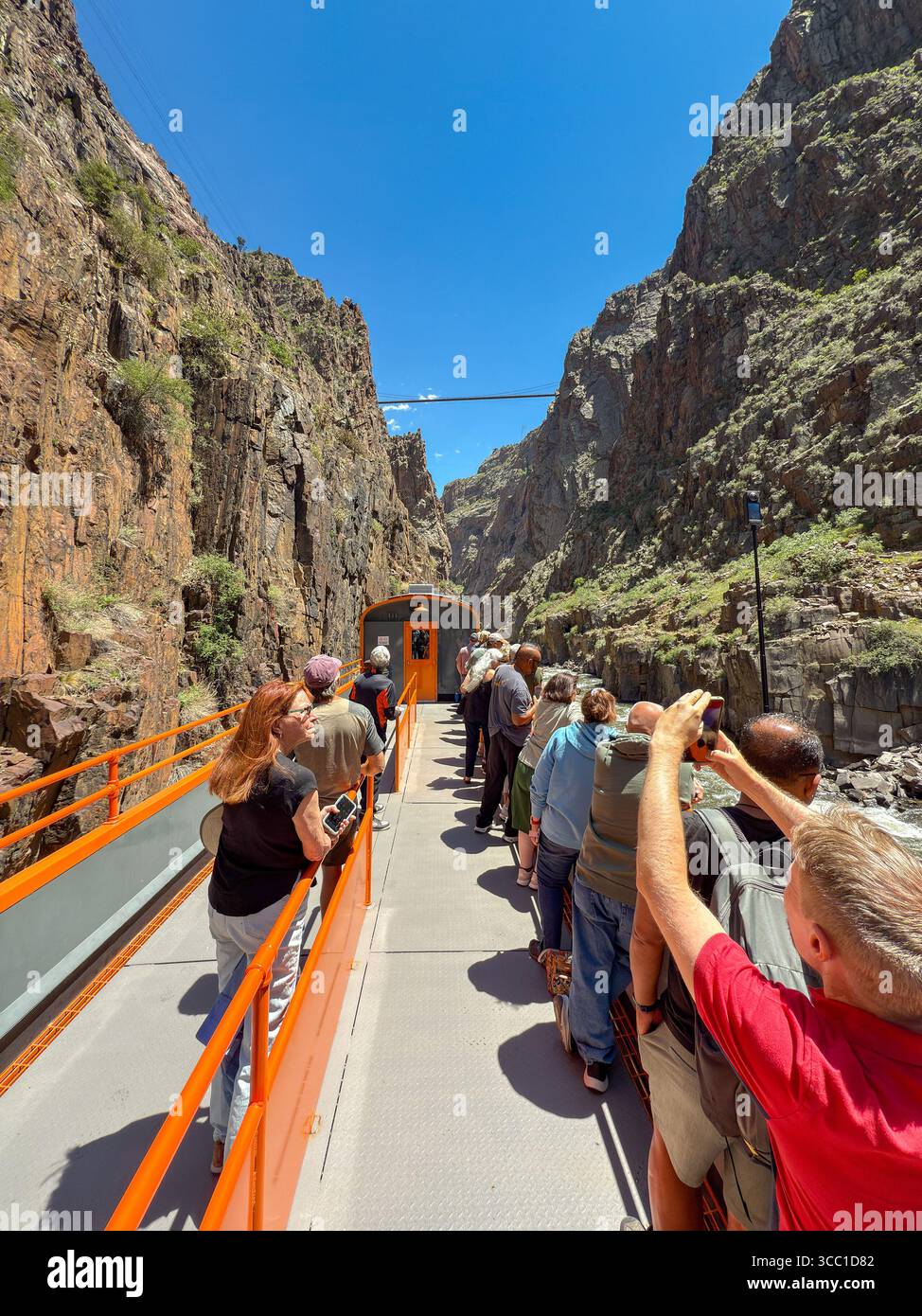 Canon City, Colorado, USA - 22 maggio 2025: Passeggeri che guardano lo spettacolare paesaggio da una carrozza aperta su un treno sulla Royal Gorge Route Foto Stock