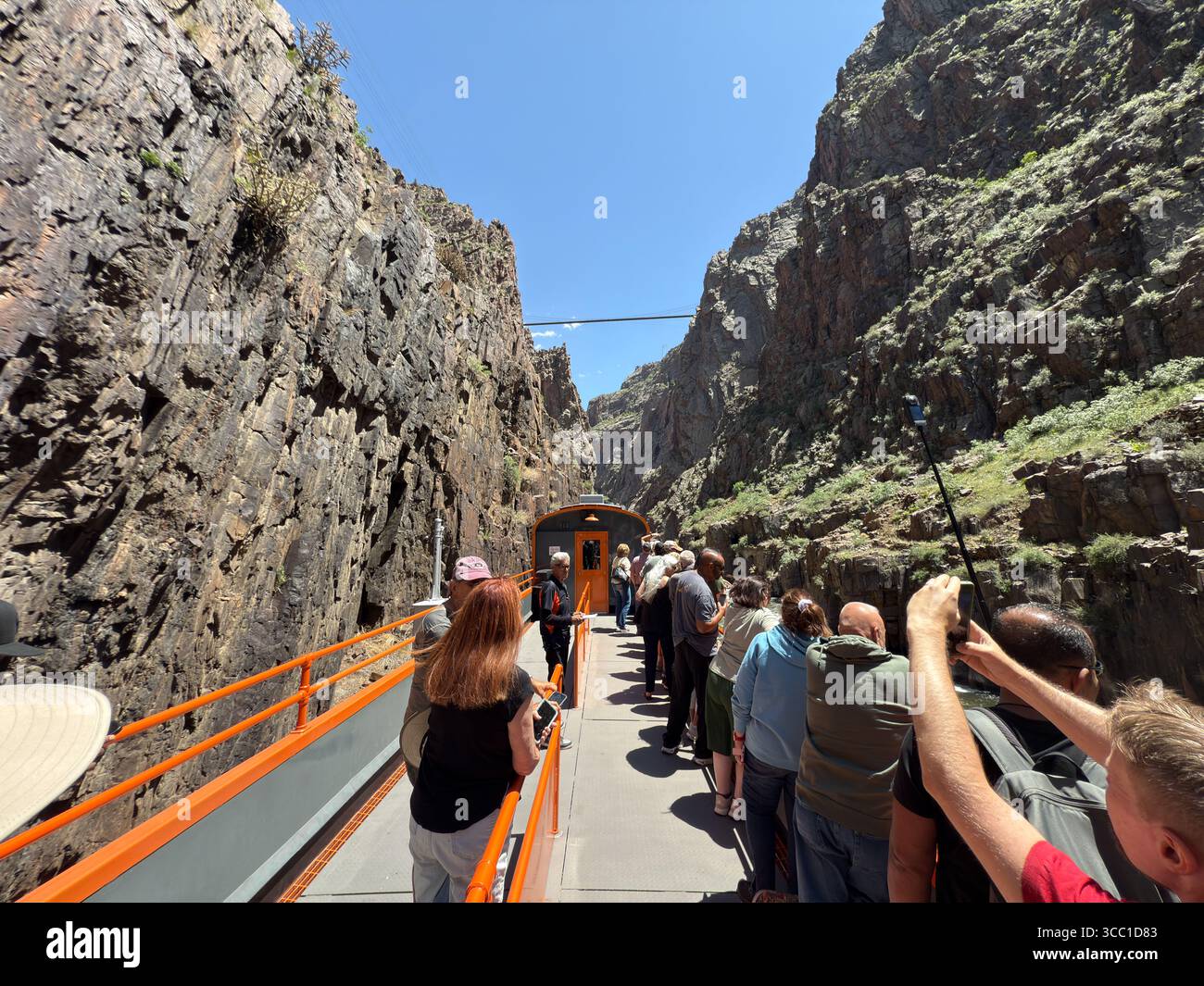 Canon City, Colorado, USA - 22 maggio 2025: Passeggeri che guardano lo spettacolare paesaggio da una carrozza aperta su un treno sulla Royal Gorge Route Foto Stock