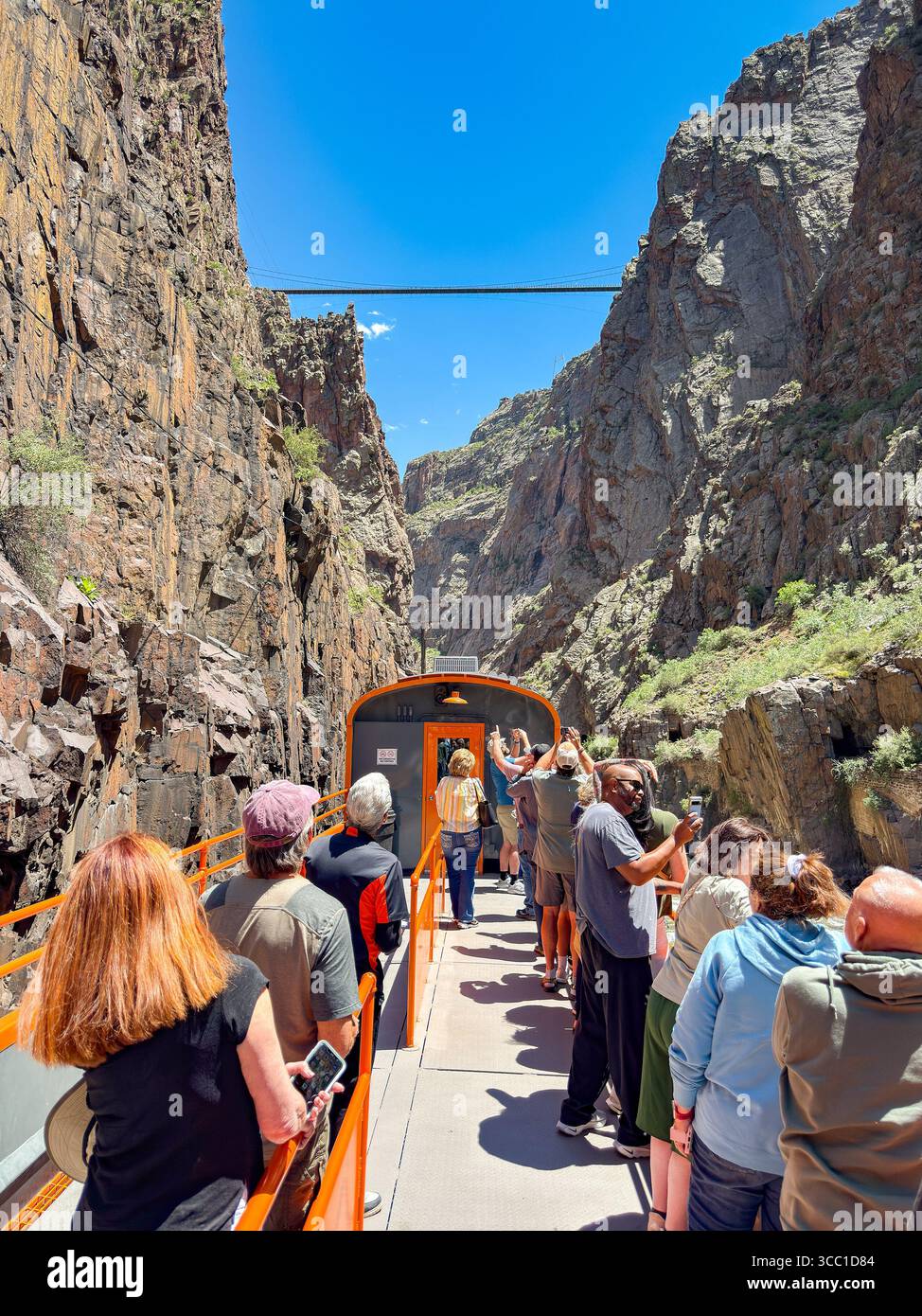 Canon City, Colorado, USA - 22 maggio 2025: Passeggeri che guardano lo spettacolare paesaggio da una carrozza aperta su un treno sulla Royal Gorge Route Foto Stock