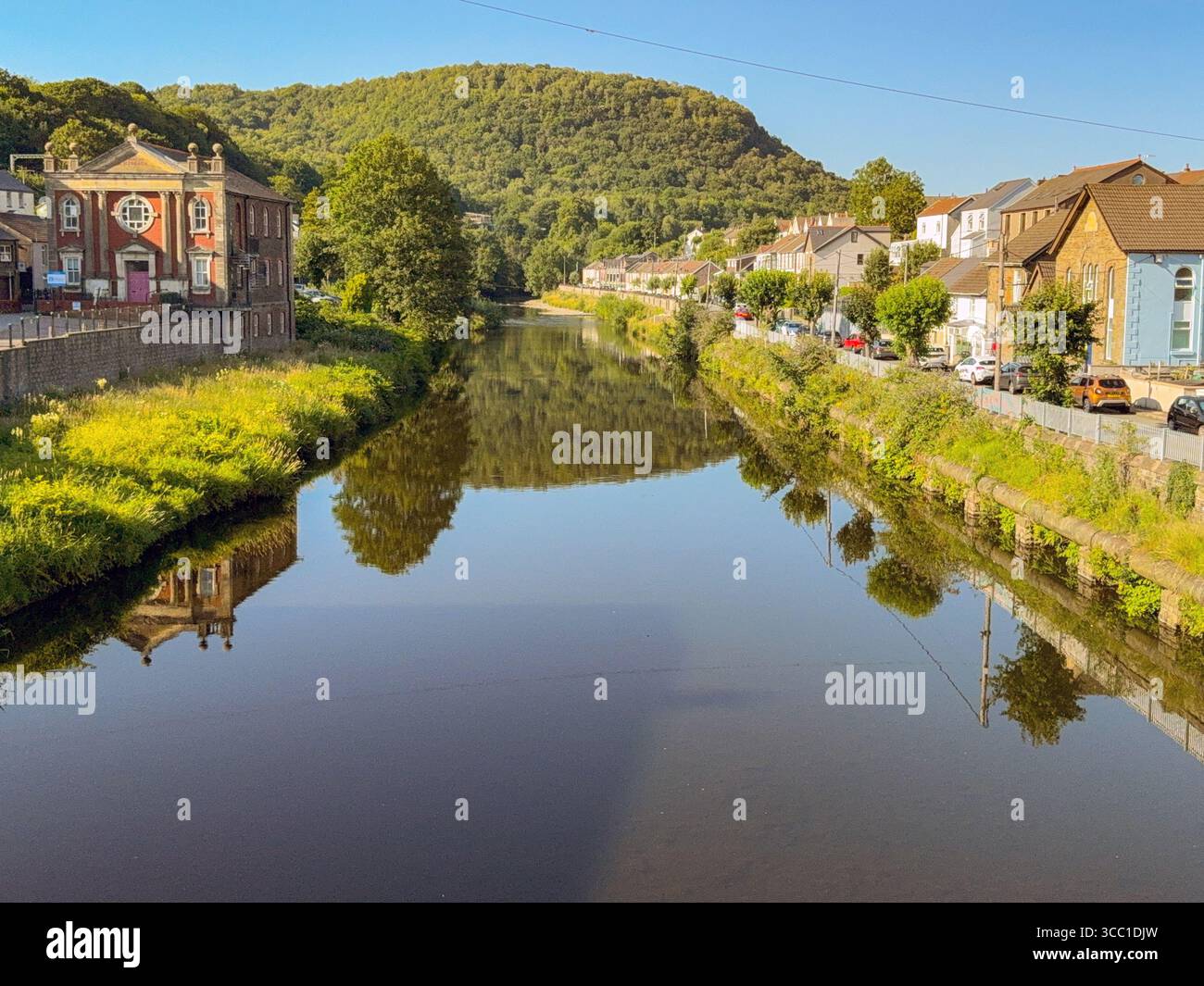 Pontypridd, Galles, Regno Unito - 12 luglio 2025: Fiume Taff che attraversa la città di Pontypridd. Sulla sinistra c'è Zion Street, che è stata inondata da Storm Bert Foto Stock