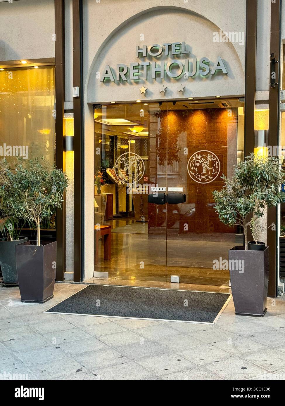 Ingresso all'hotel Arethousa ad Atene, Grecia. - Immagine stock catturata con smartphone