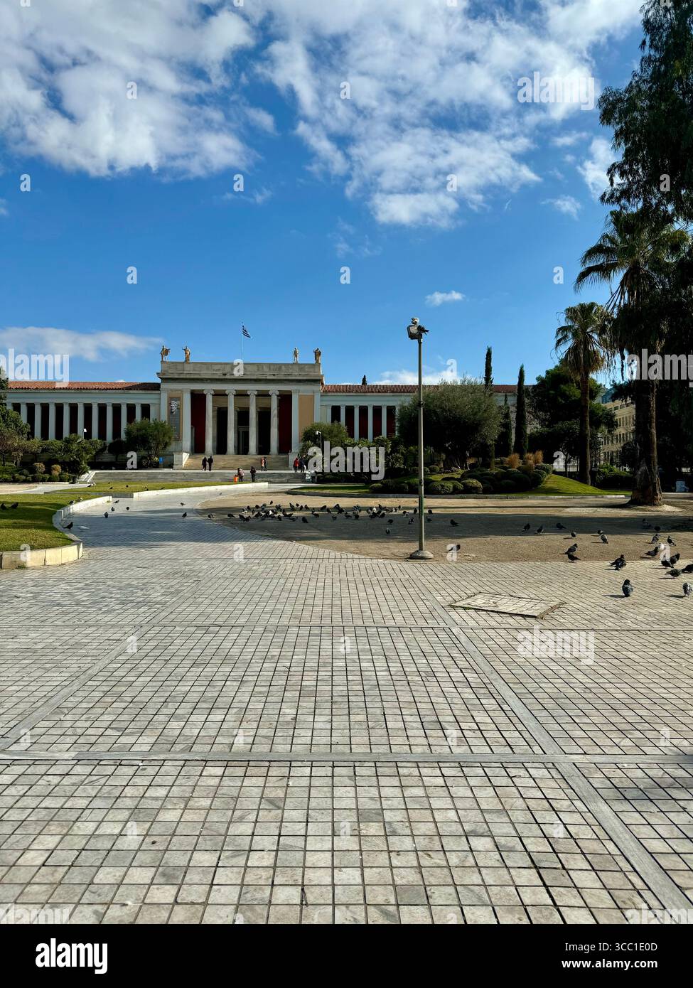 Museo Archeologico Nazionale e Giardino di Atene sotto un cielo azzurro luminoso con nuvole sparse. - Immagine stock catturata con smartphone