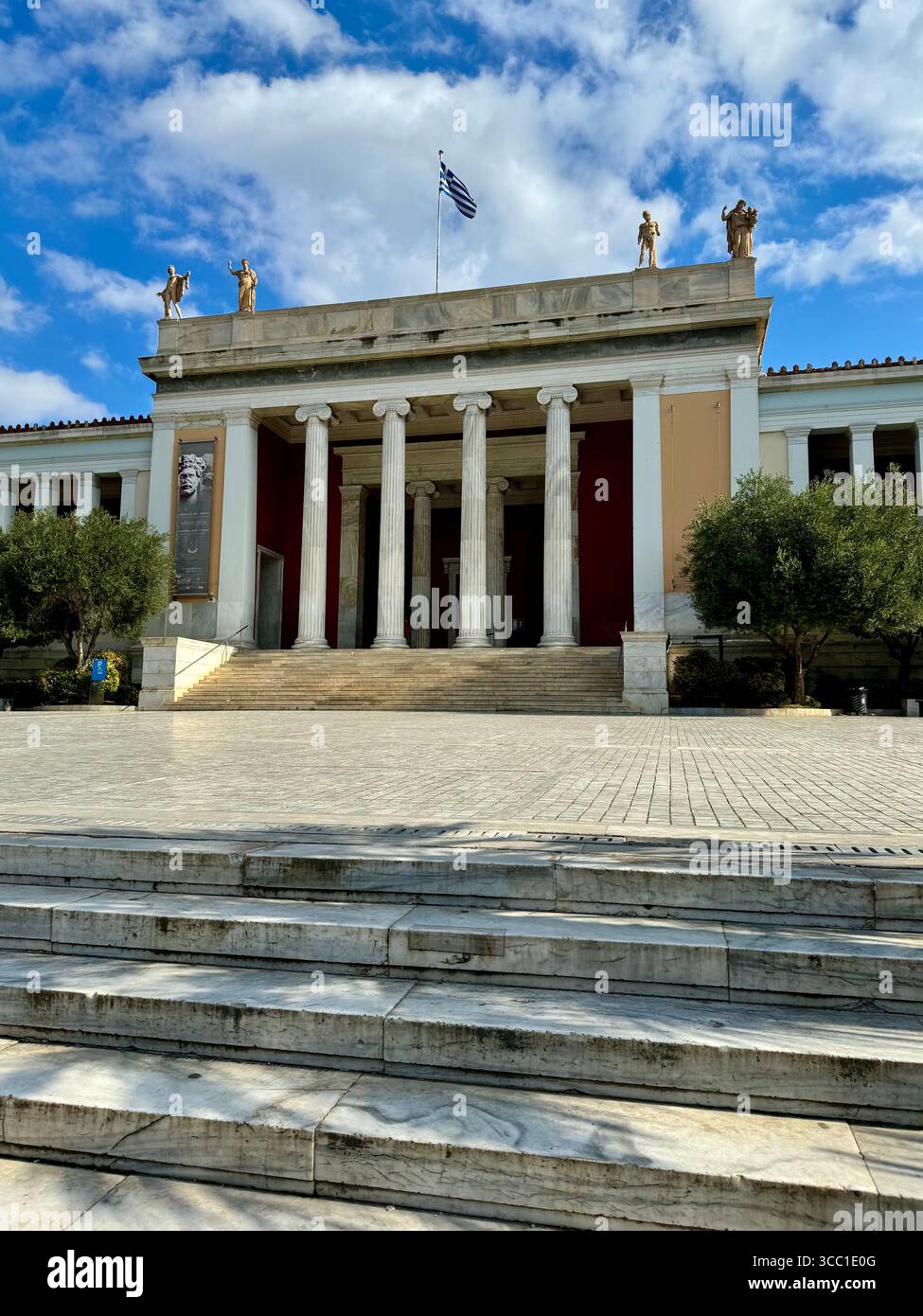 Museo Archeologico Nazionale e Giardino di Atene sotto un cielo azzurro luminoso con nuvole sparse. - Immagine stock catturata con smartphone