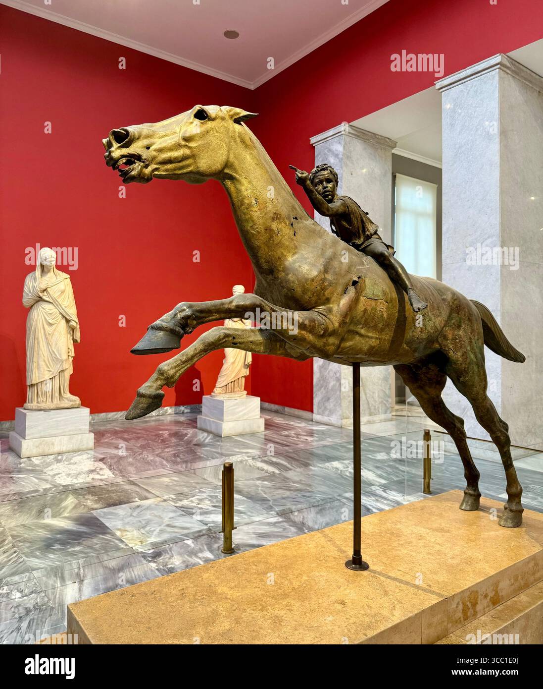 Collezione di opere d'arte greca antiche esposte al Museo Archeologico Nazionale di Atene, tra cui affreschi, sculture e statue in bronzo. - Immagine stock catturata con smartphone