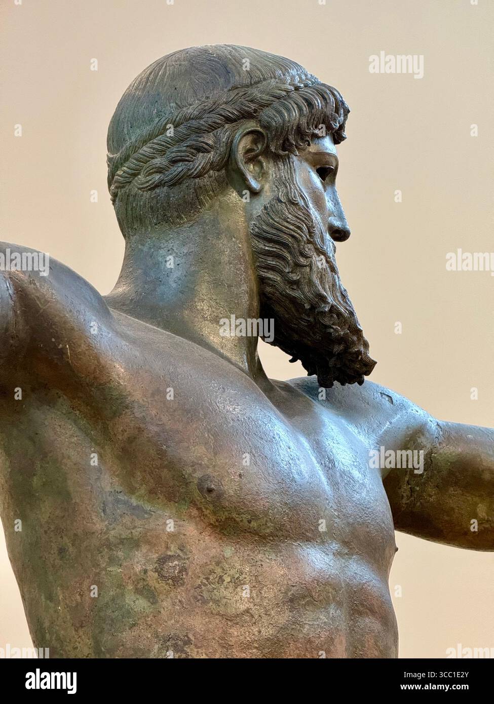 Collezione di opere d'arte greca antiche esposte al Museo Archeologico Nazionale di Atene, tra cui affreschi, sculture e statue in bronzo. - Immagine stock catturata con smartphone