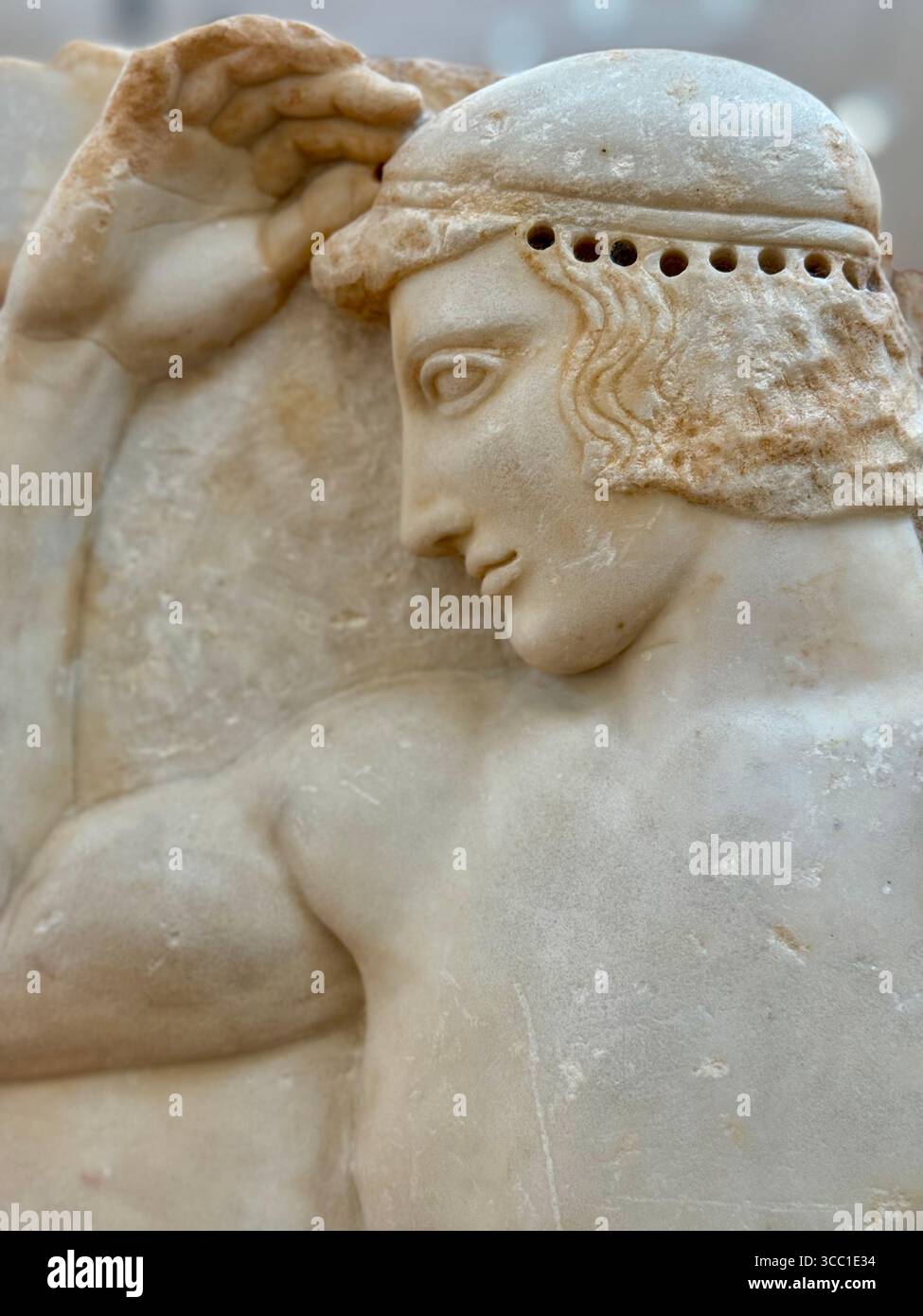 Collezione di opere d'arte greca antiche esposte al Museo Archeologico Nazionale di Atene, tra cui affreschi, sculture e statue in bronzo. - Immagine stock catturata con smartphone