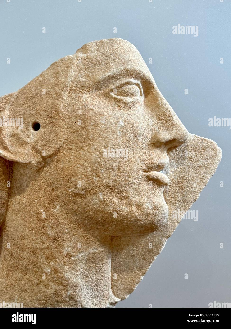 Collezione di opere d'arte greca antiche esposte al Museo Archeologico Nazionale di Atene, tra cui affreschi, sculture e statue in bronzo. - Immagine stock catturata con smartphone