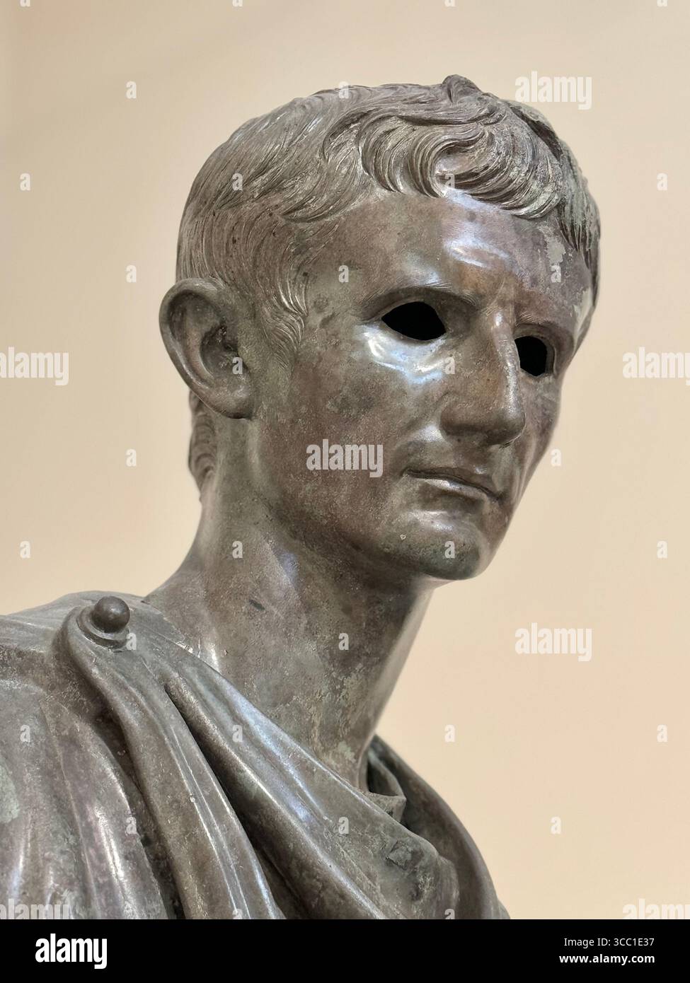 Collezione di opere d'arte greca antiche esposte al Museo Archeologico Nazionale di Atene, tra cui affreschi, sculture e statue in bronzo. - Immagine stock catturata con smartphone