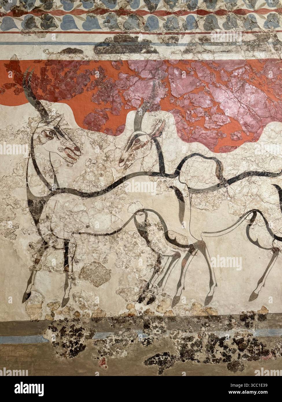 Collezione di opere d'arte greca antiche esposte al Museo Archeologico Nazionale di Atene, tra cui affreschi, sculture e statue in bronzo. - Immagine stock catturata con smartphone