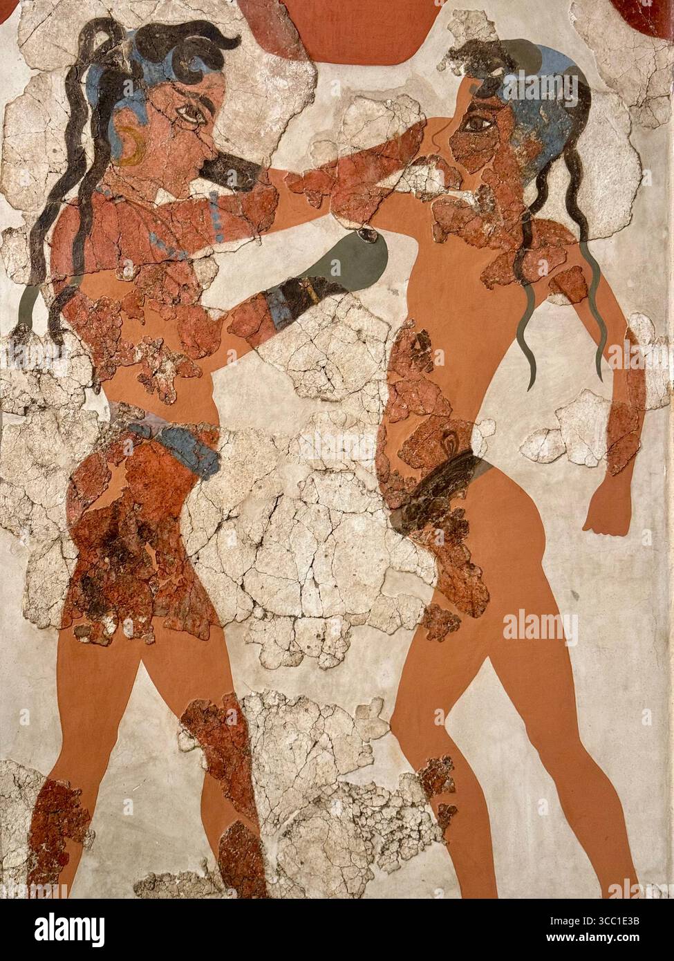 Collezione di opere d'arte greca antiche esposte al Museo Archeologico Nazionale di Atene, tra cui affreschi, sculture e statue in bronzo. - Immagine stock catturata con smartphone
