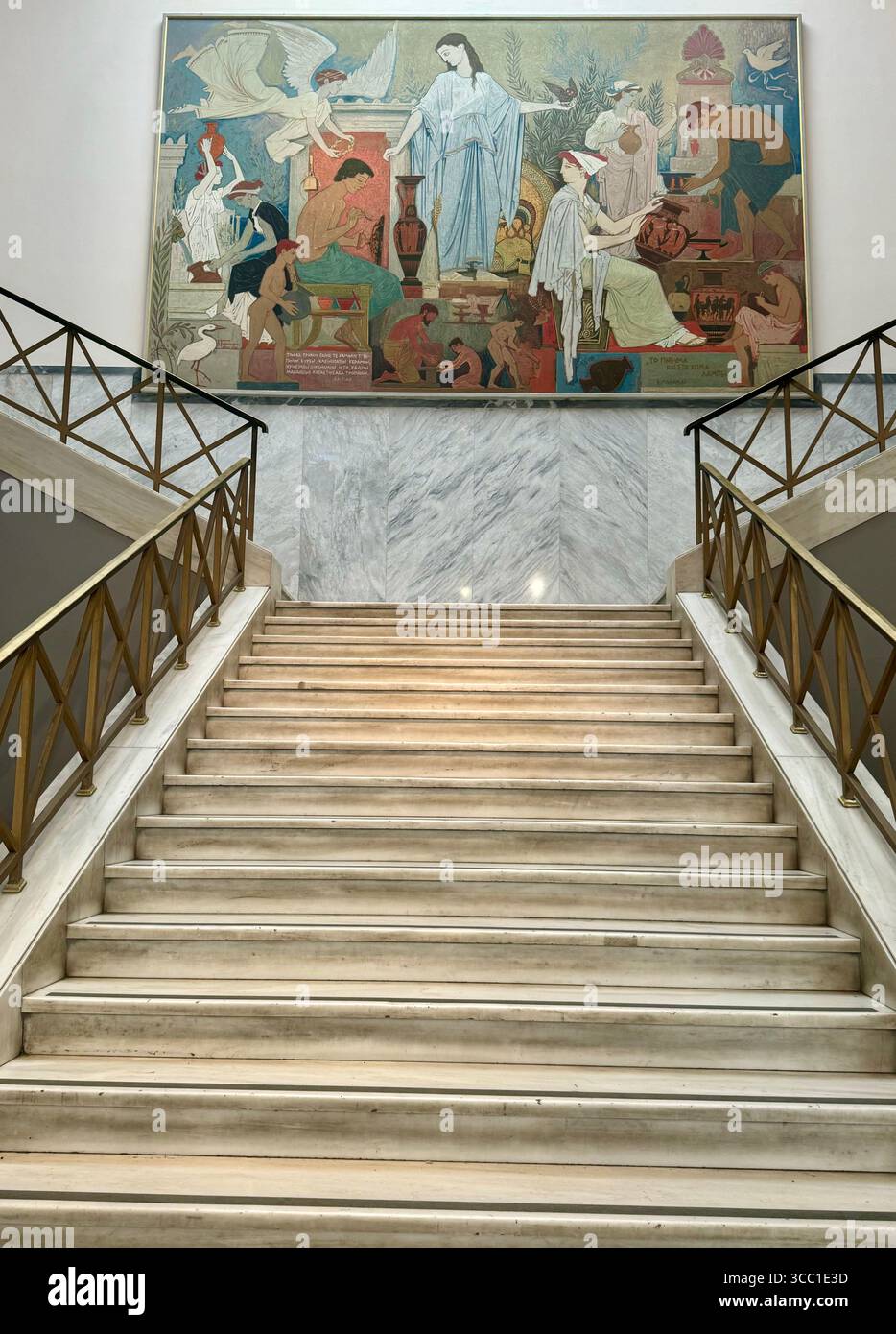 Scala che conduce a una galleria superiore con un grande dipinto al Museo Archeologico Nazionale di Atene, Grecia. - Immagine stock catturata con smartphone
