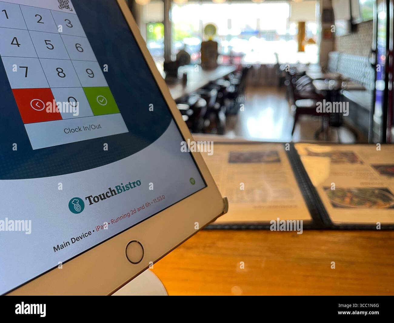 Vaughan, Ontario, Canada - 28 luglio 2025: App TouchBistro POS su iPad sul banco del ristorante con sala da pranzo sfocata sullo sfondo Foto Stock