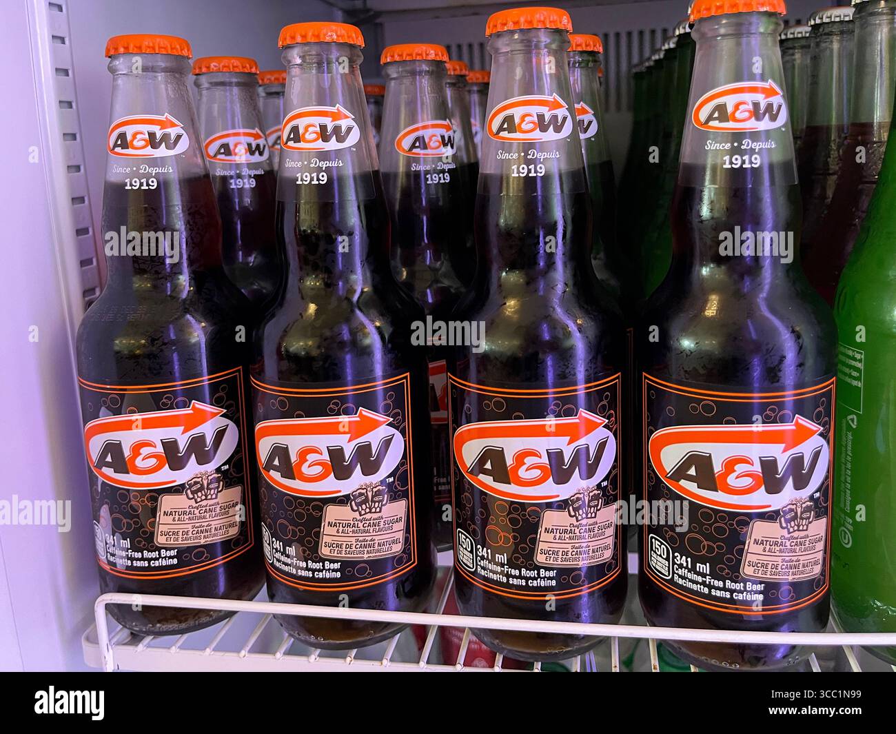 Vaughan, Ontario, Canada - 28 luglio 2025: Bottiglie di vetro di birra radice a&W su scaffale frigorifero Foto Stock