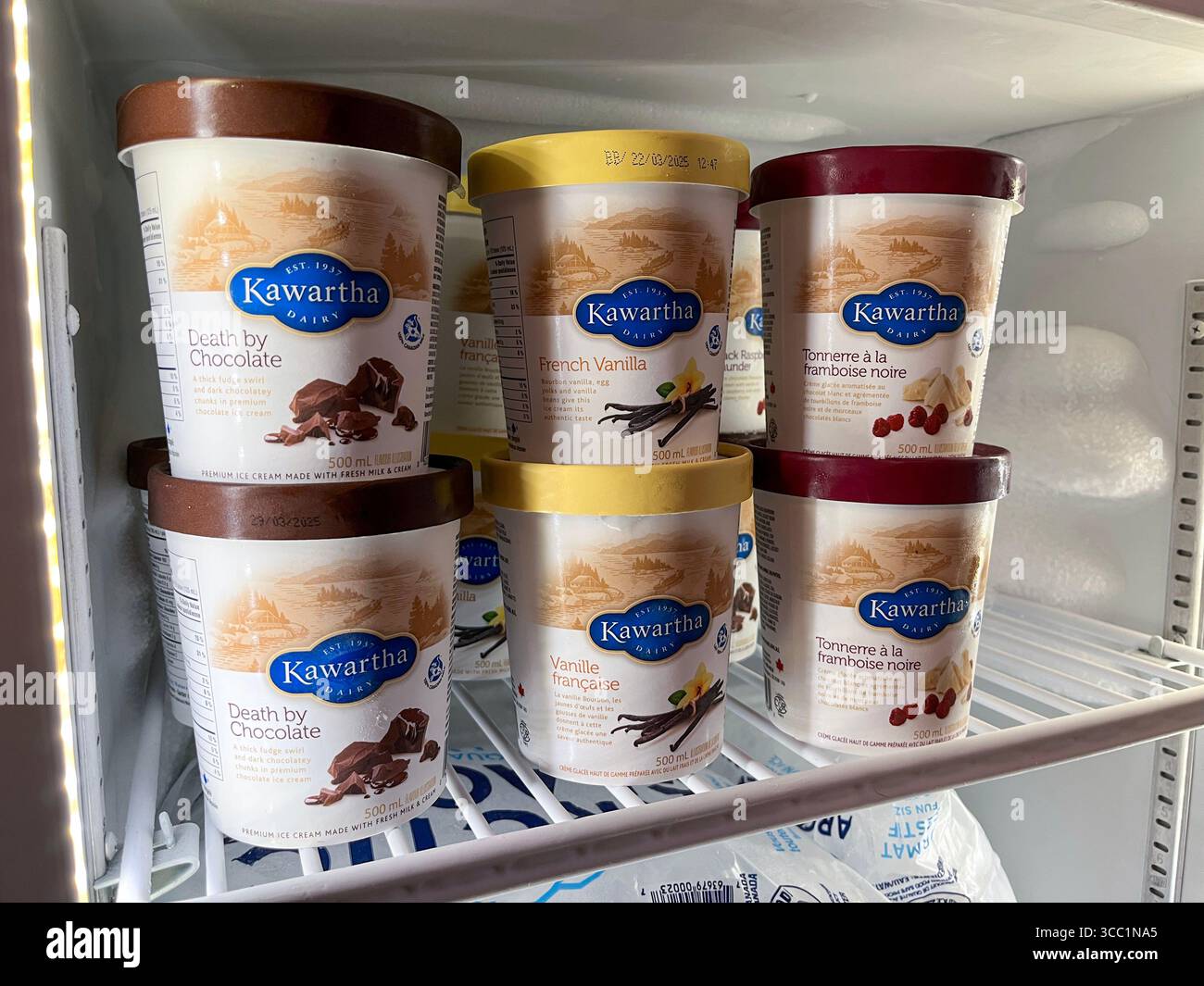 Vaughan, Ontario, Canada - 28 luglio 2025: Vasche da latte Kawartha con gelato su un ripiano congelatore Foto Stock