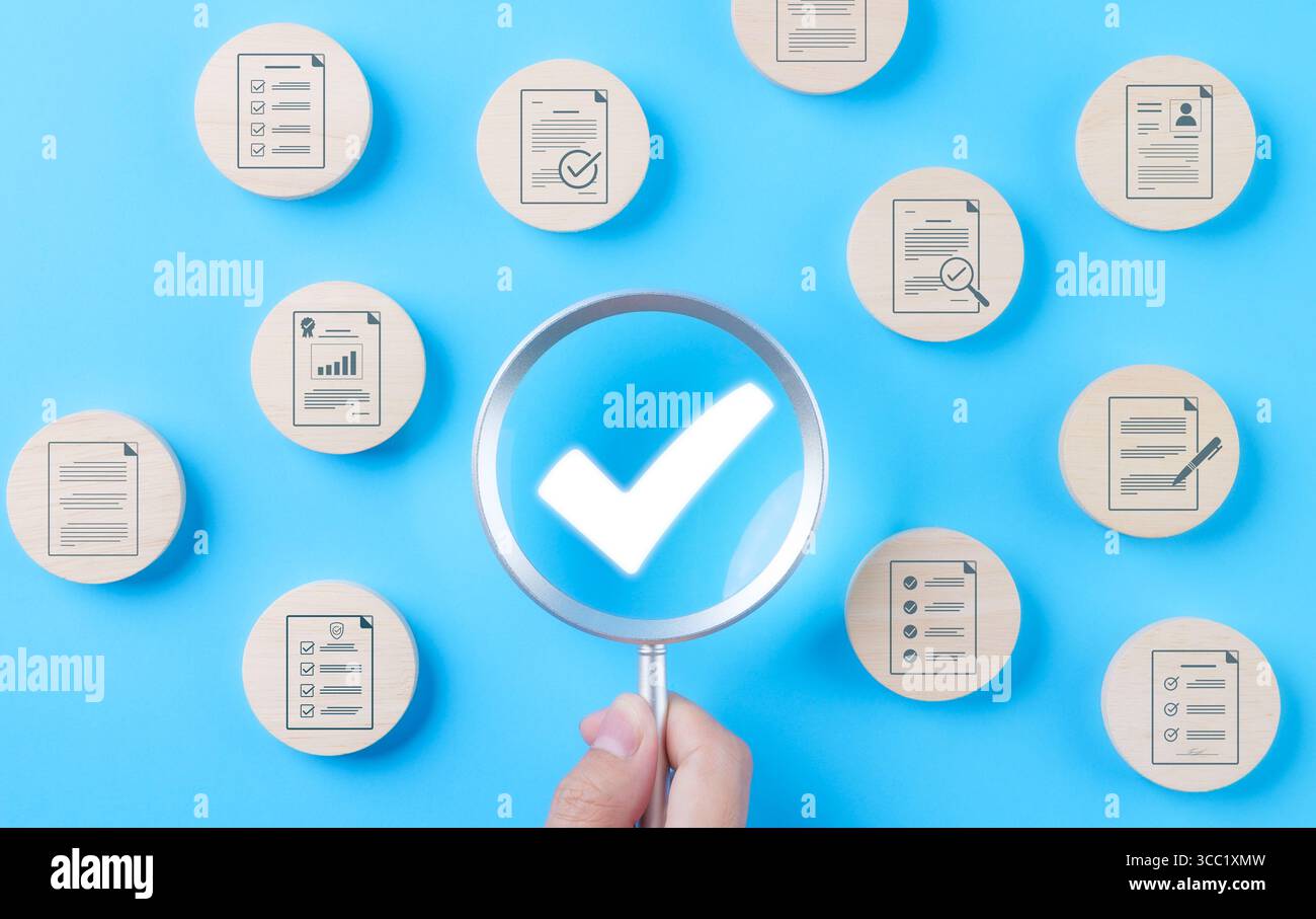 Concetto di controllo dei documenti di controllo della qualità. Lente d'ingrandimento focalizzata sul segno di spunta per documento approvato senza carta e approvazione del controllo qualità, qualità Foto Stock