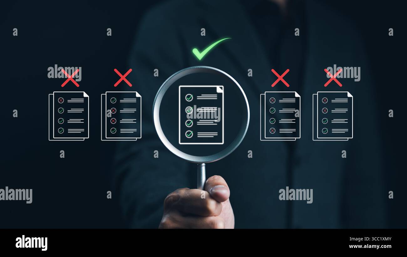 Concetto di controllo di qualità dei documenti. L'uomo d'affari in possesso di una lente di ingrandimento si concentra sui documenti approva i documenti senza carta e il controllo della qualità approvato. Lista di controllo d Foto Stock