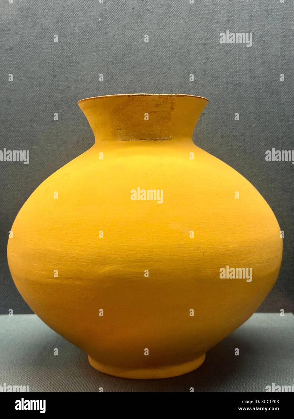 Nave in ceramica gialla in mostra al Museo Benaki di Atene, Grecia. - Immagine stock catturata con smartphone