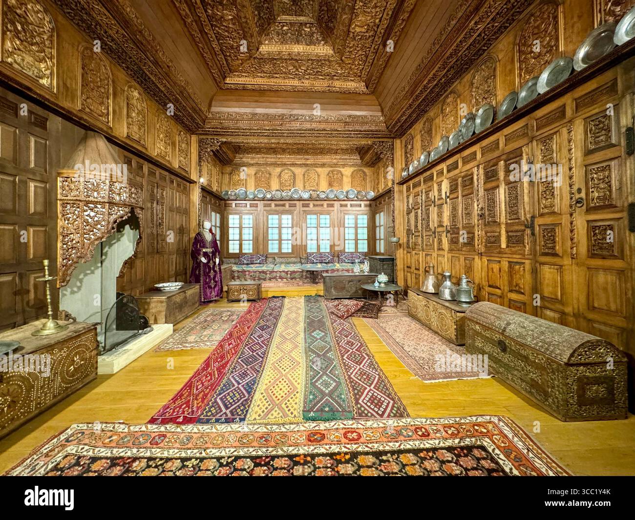 Vista interna di una sala decorata in modo tradizionale al Museo Benaki di Atene, che mostra il patrimonio culturale e l'artigianato greco storico. - Immagine stock catturata con smartphone