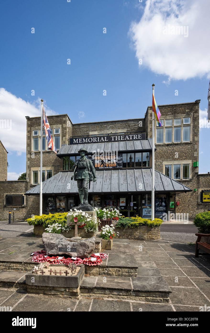 Statua commemorativa della prima guerra mondiale fuori dal Memorial Theatre in Christchurch Street, Frome, Somerset, Regno Unito il 6 agosto 2025 Foto Stock