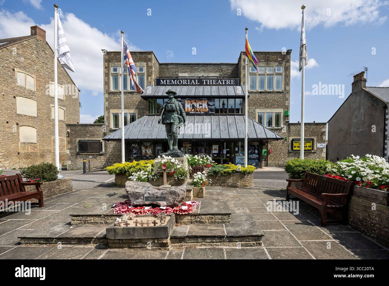 Statua commemorativa della prima guerra mondiale fuori dal Memorial Theatre in Christchurch Street, Frome, Somerset, Regno Unito il 6 agosto 2025 Foto Stock