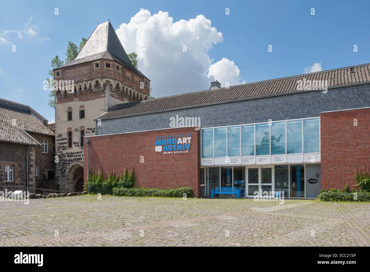 Internationales Mundartarchiv in Dormagen-Zons, eine kulturelle Einrichtung, die sich der Sammlung, Dokumentation und Erforschung regionaler Dialekte Foto Stock