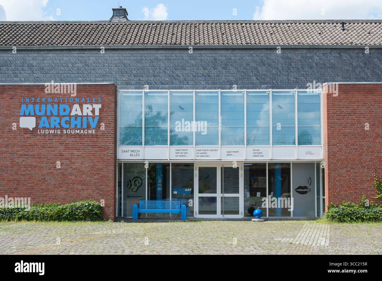 Internationales Mundartarchiv in Dormagen-Zons, eine kulturelle Einrichtung, die sich der Sammlung, Dokumentation und Erforschung regionaler Dialekte Foto Stock