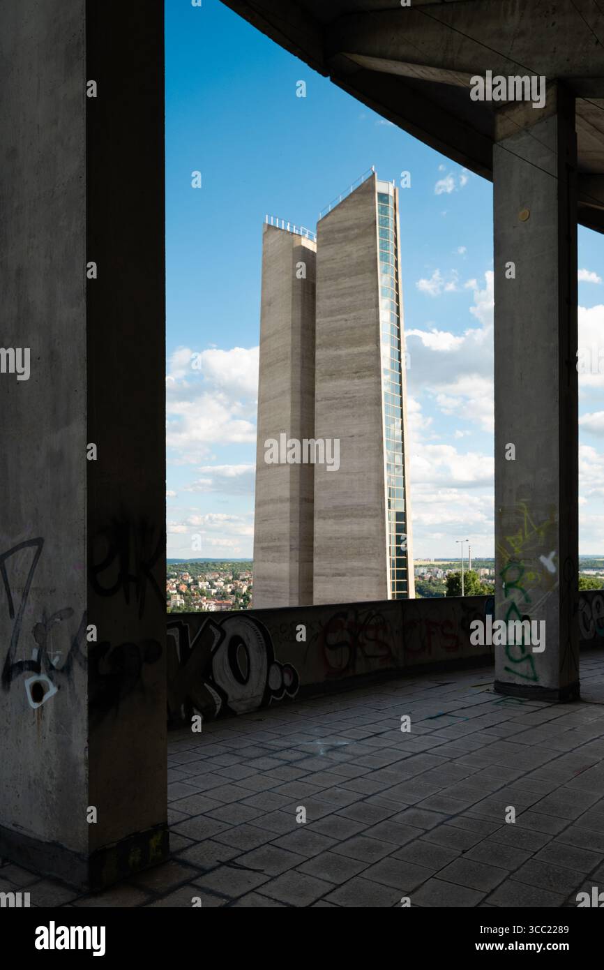 Torretta di ventilazione brutalista del tunnel Strahov a Praga vista dallo stadio di Strahov. Foto Stock