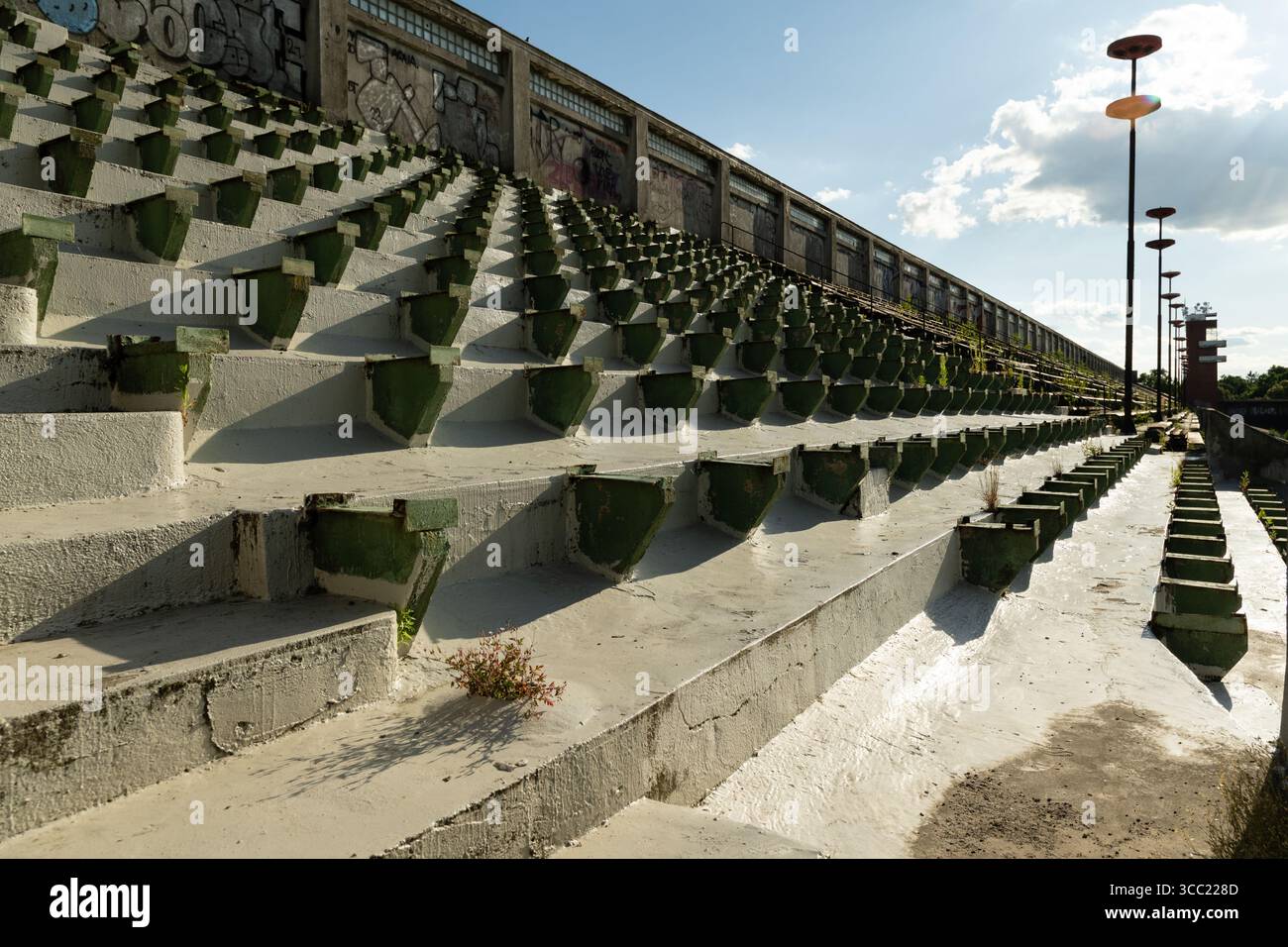 File di posti a sedere allo stadio sportivo Strahov abbandonato e in rovina a Praga. Foto Stock