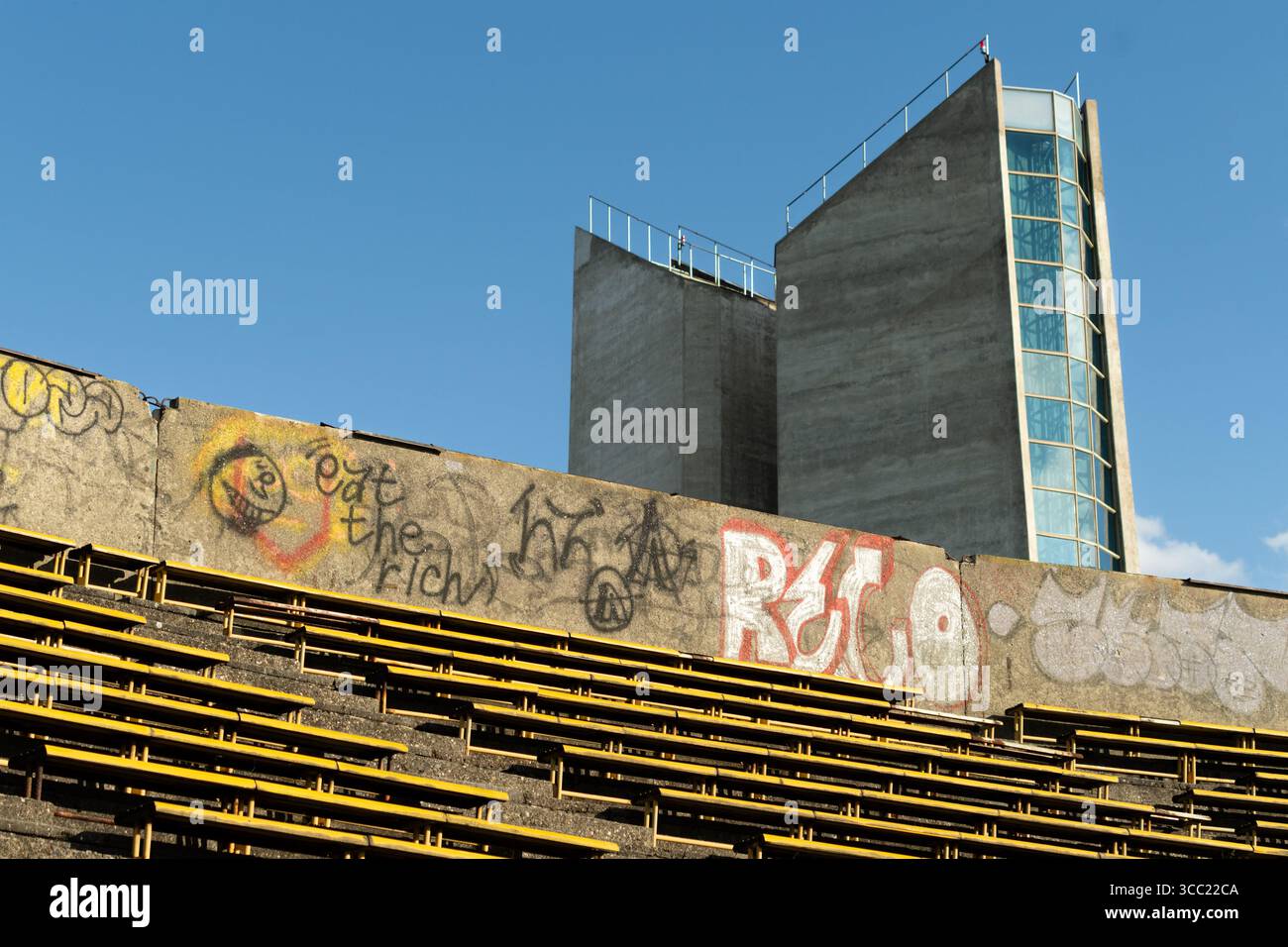 Torretta di ventilazione brutalista del tunnel Strahov a Praga vista dallo stadio di Strahov. Foto Stock