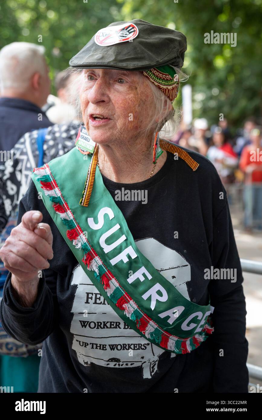 Donna anziana vestita da suffragetta, Palestina Action Protestation at Parliament Square, Londra, Inghilterra, Regno Unito, 09/08/2025 Foto Stock