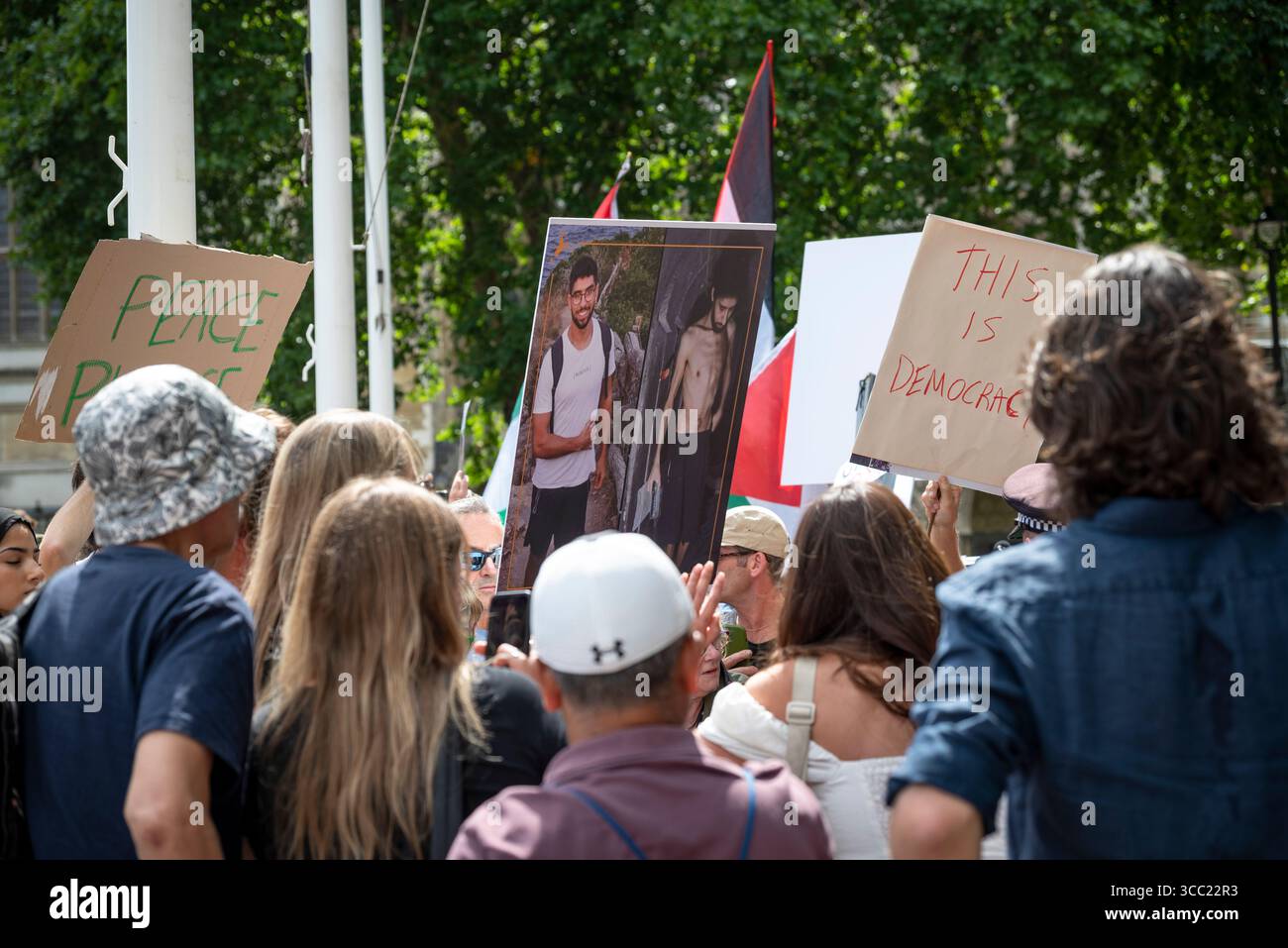 Cartello con ostaggio emaciato ancora nel dungeon di Hamas, Palestina Action protesta presso Parliament Square, Londra, Inghilterra, Regno Unito, 09/08/2025 Foto Stock