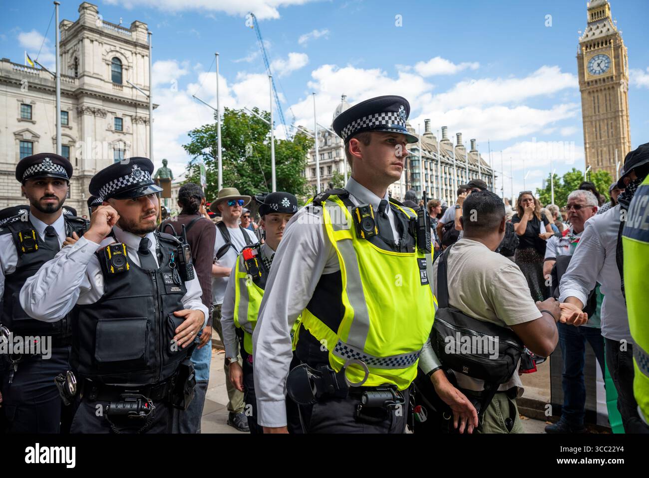Incontro con la polizia alla Palestina Action Protestation presso Parliament Square, Londra, Inghilterra, Regno Unito, 09/08/2025 Foto Stock