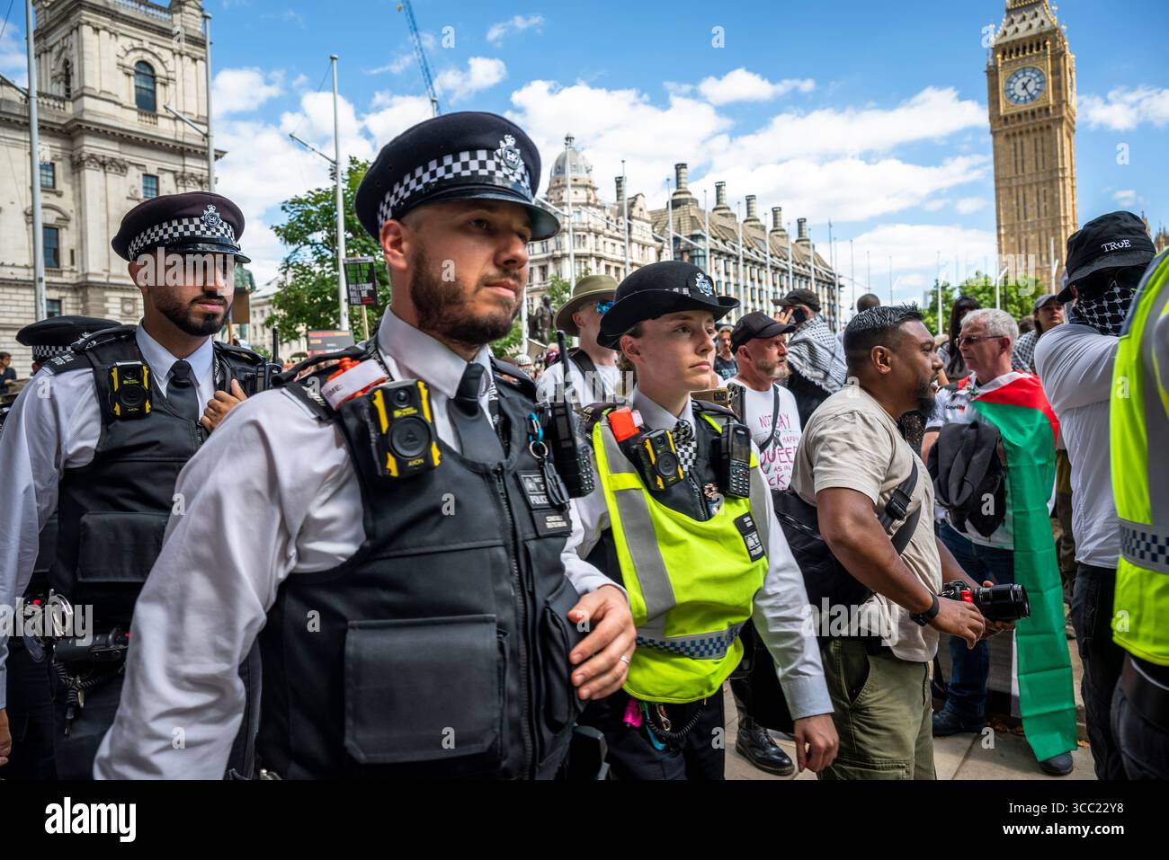 Incontro con la polizia alla Palestina Action Protestation presso Parliament Square, Londra, Inghilterra, Regno Unito, 09/08/2025 Foto Stock
