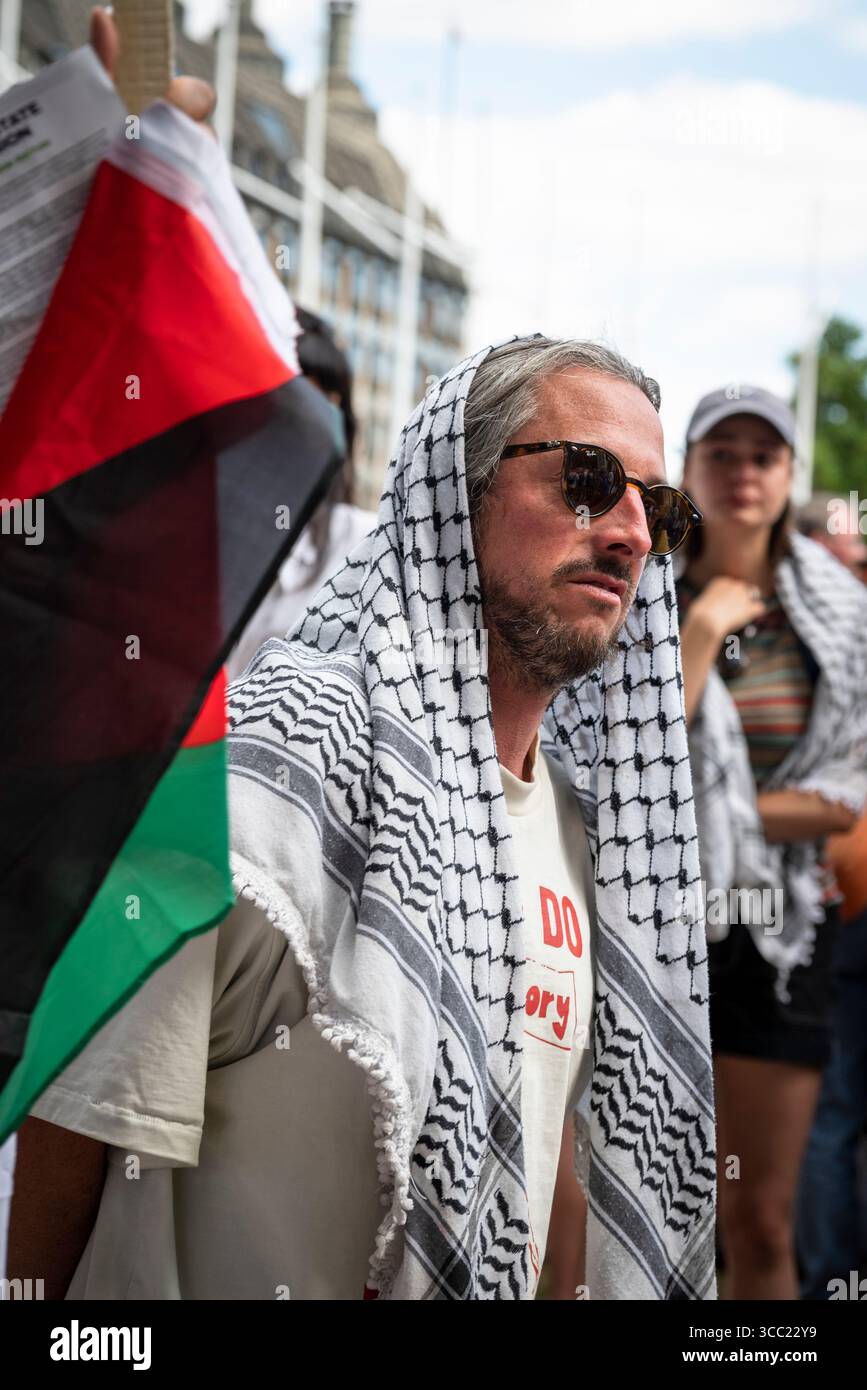 Protesta maschile, Palestina Action Protestation at Parliament Square, Londra, Inghilterra, Regno Unito, 09/08/2025 Foto Stock