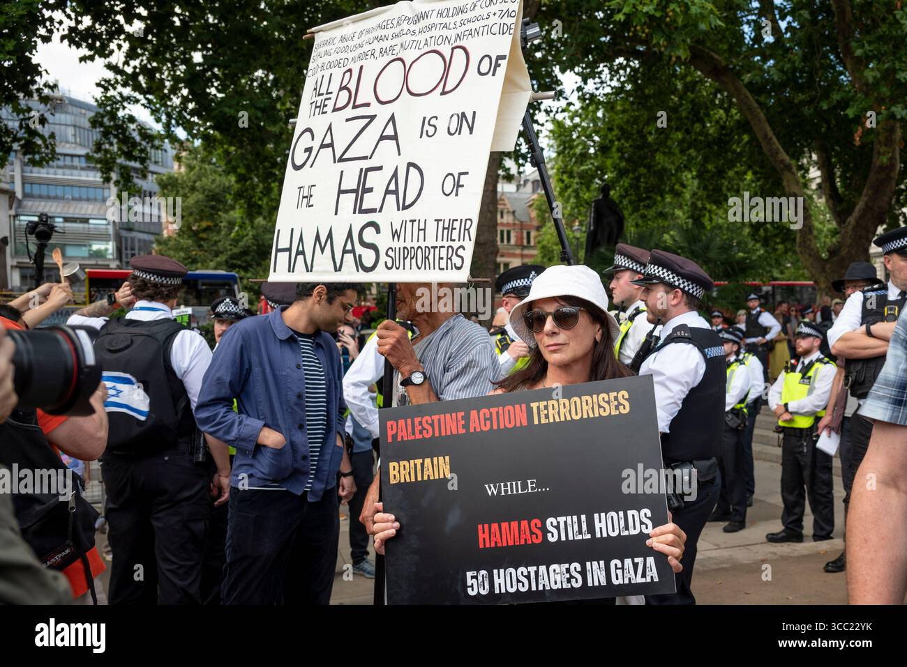 "Tutto il sangue di Gaza è sulla testa di Hamas con il loro sostenitore”, una controprotesta pro-Israele contro l'azione palestinese presso il Parlamento scià Foto Stock