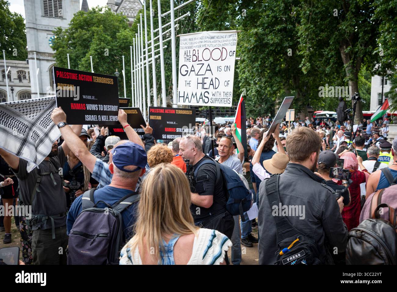 "Tutto il sangue di Gaza è sulla testa di Hamas con il loro sostenitore”, una controprotesta pro-Israele contro l'azione palestinese presso il Parlamento scià Foto Stock