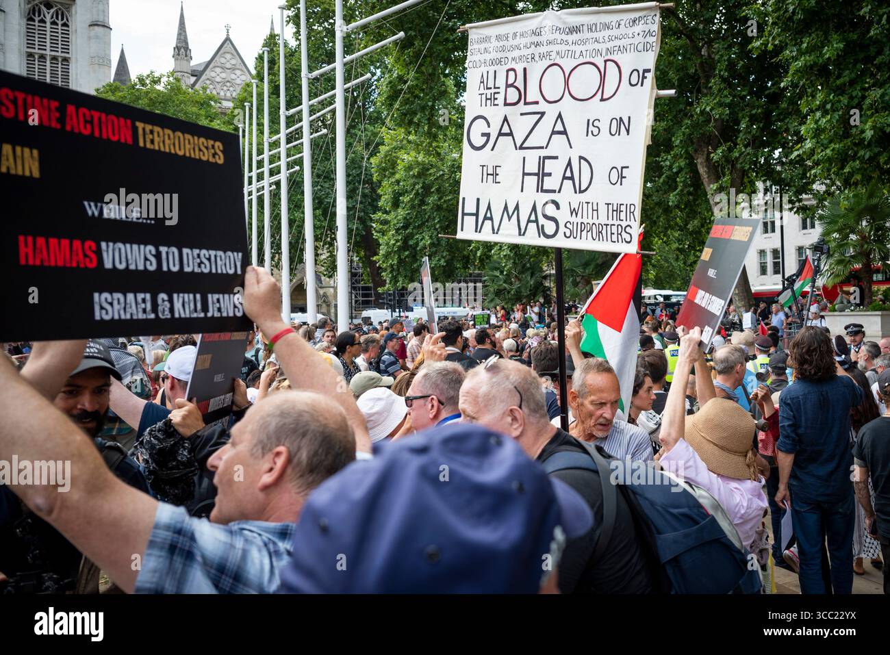 "Tutto il sangue di Gaza è sulla testa di Hamas con il loro sostenitore”, una controprotesta pro-Israele contro l'azione palestinese presso il Parlamento scià Foto Stock